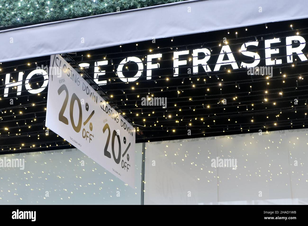 Oxford Street, London, Großbritannien. 12th Dez 2021. Das Flagship-Geschäft des House of Fraser in der Oxford Street schließt den Verkauf ab. Kredit: Matthew Chattle/Alamy Live Nachrichten Stockfoto
