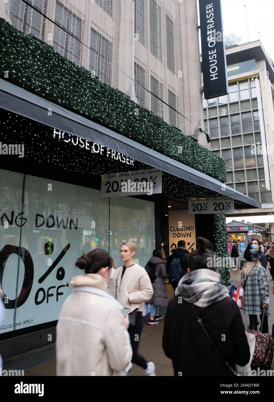 Oxford Street, London, Großbritannien. 12th Dez 2021. Das Flagship-Geschäft des House of Fraser in der Oxford Street schließt den Verkauf ab. Kredit: Matthew Chattle/Alamy Live Nachrichten Stockfoto