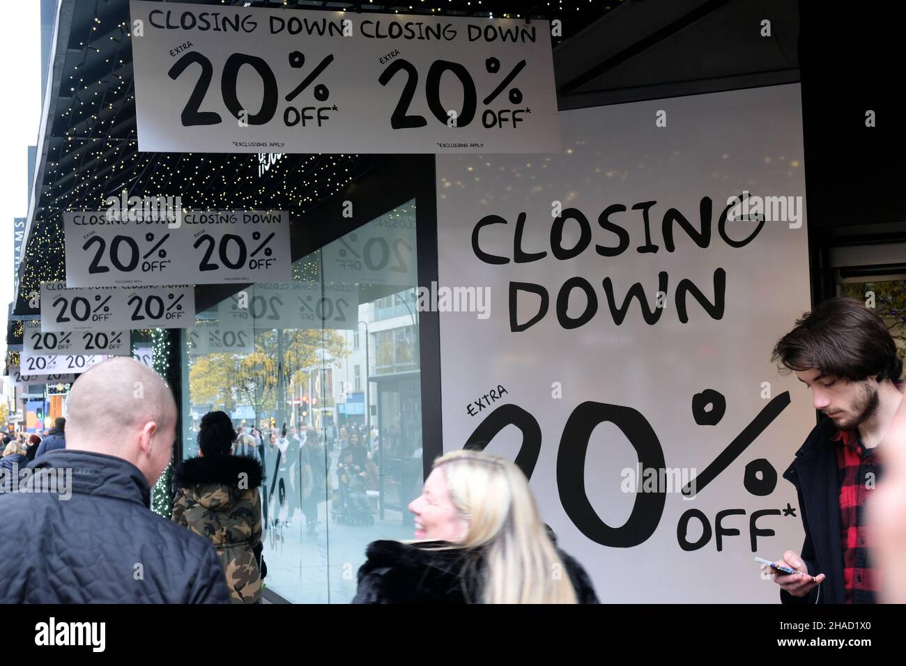 Oxford Street, London, Großbritannien. 12th Dez 2021. Das Flagship-Geschäft des House of Fraser in der Oxford Street schließt den Verkauf ab. Kredit: Matthew Chattle/Alamy Live Nachrichten Stockfoto