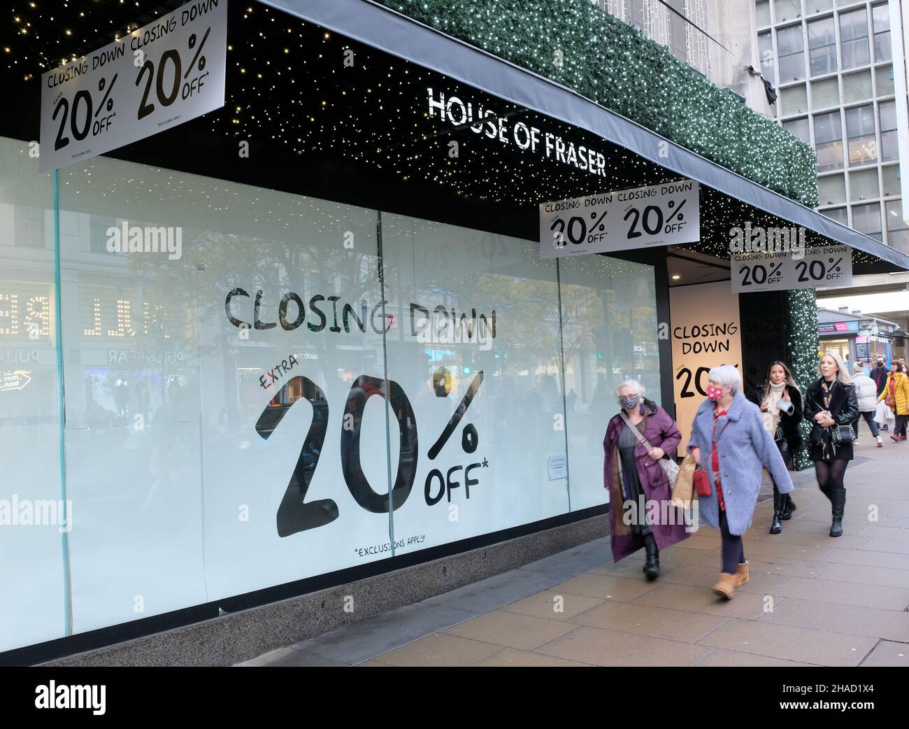 Oxford Street, London, Großbritannien. 12th Dez 2021. Das Flagship-Geschäft des House of Fraser in der Oxford Street schließt den Verkauf ab. Kredit: Matthew Chattle/Alamy Live Nachrichten Stockfoto
