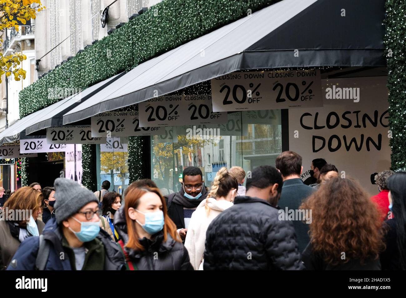 Oxford Street, London, Großbritannien. 12th Dez 2021. Das Flagship-Geschäft des House of Fraser in der Oxford Street schließt den Verkauf ab. Kredit: Matthew Chattle/Alamy Live Nachrichten Stockfoto