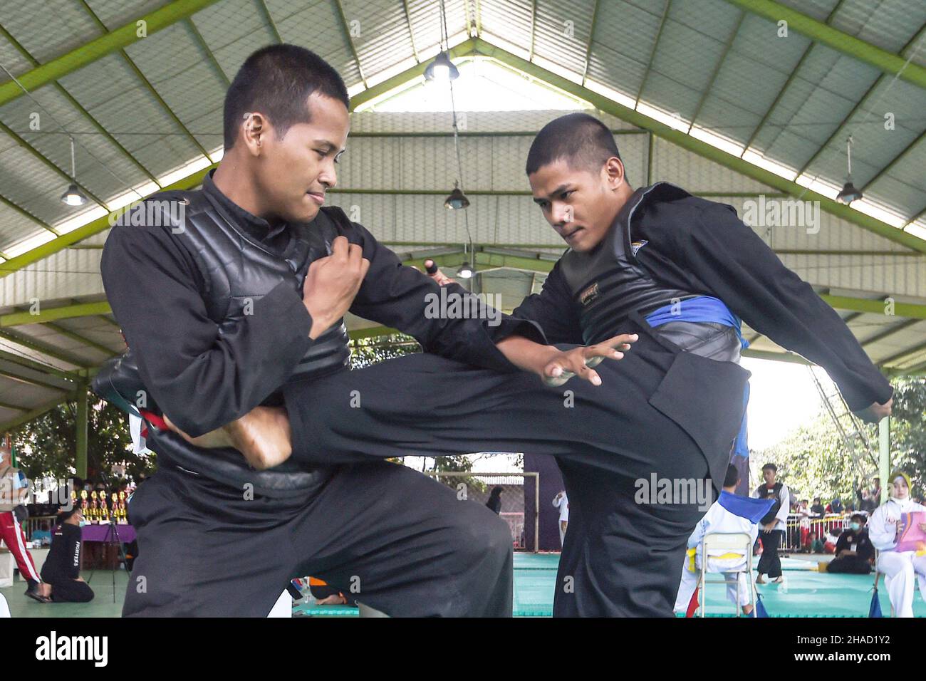 South Tangerang, Indonesien. 12th Dez 2021. Die Teilnehmer treten in den Kategorien Pencak Silat Boy's Fighter der dritten Tangerang Selatan Students Pencak Silat Championship in South Tangerang, Indonesien, am 12. Dezember 2021 an. Quelle: Agung Kuncahya B./Xinhua/Alamy Live News Stockfoto