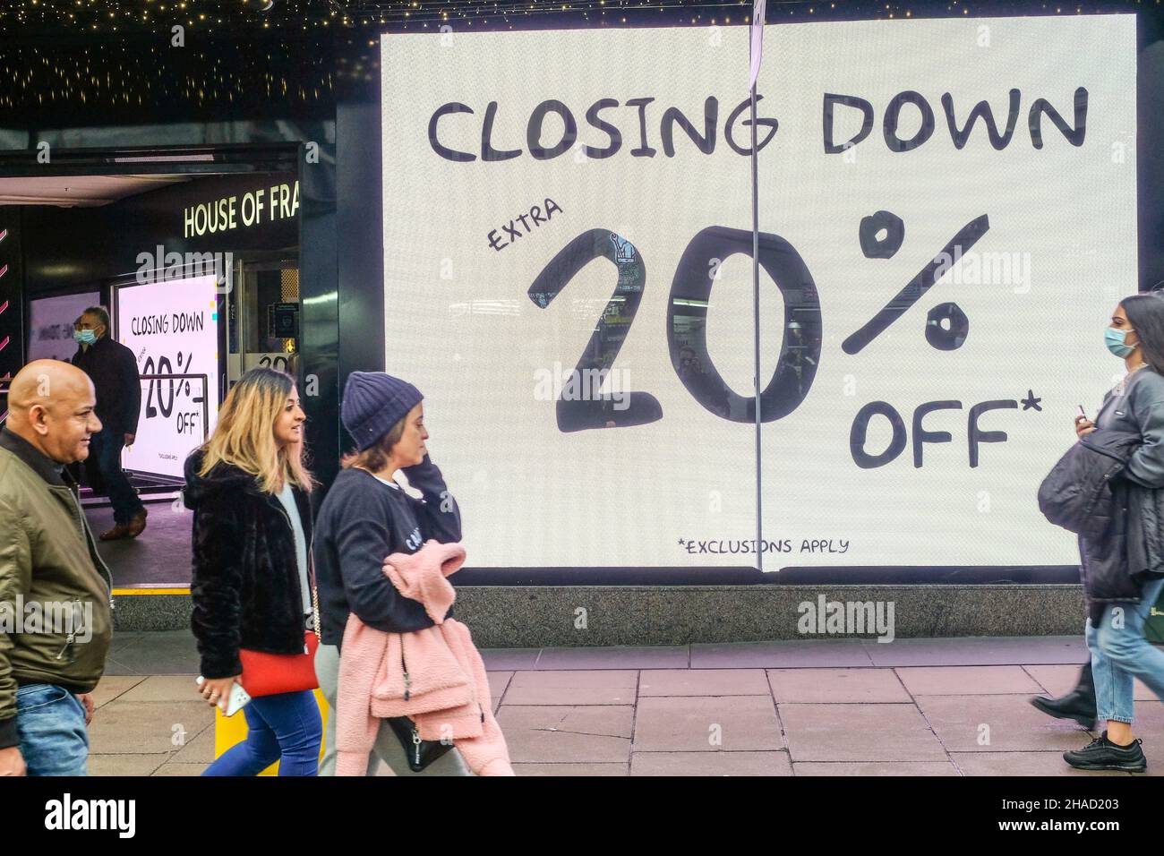 Oxford Street, London, Großbritannien. 12th Dez 2021. Das Flagship-Geschäft des House of Fraser in der Oxford Street schließt den Verkauf ab. Kredit: Matthew Chattle/Alamy Live Nachrichten Stockfoto