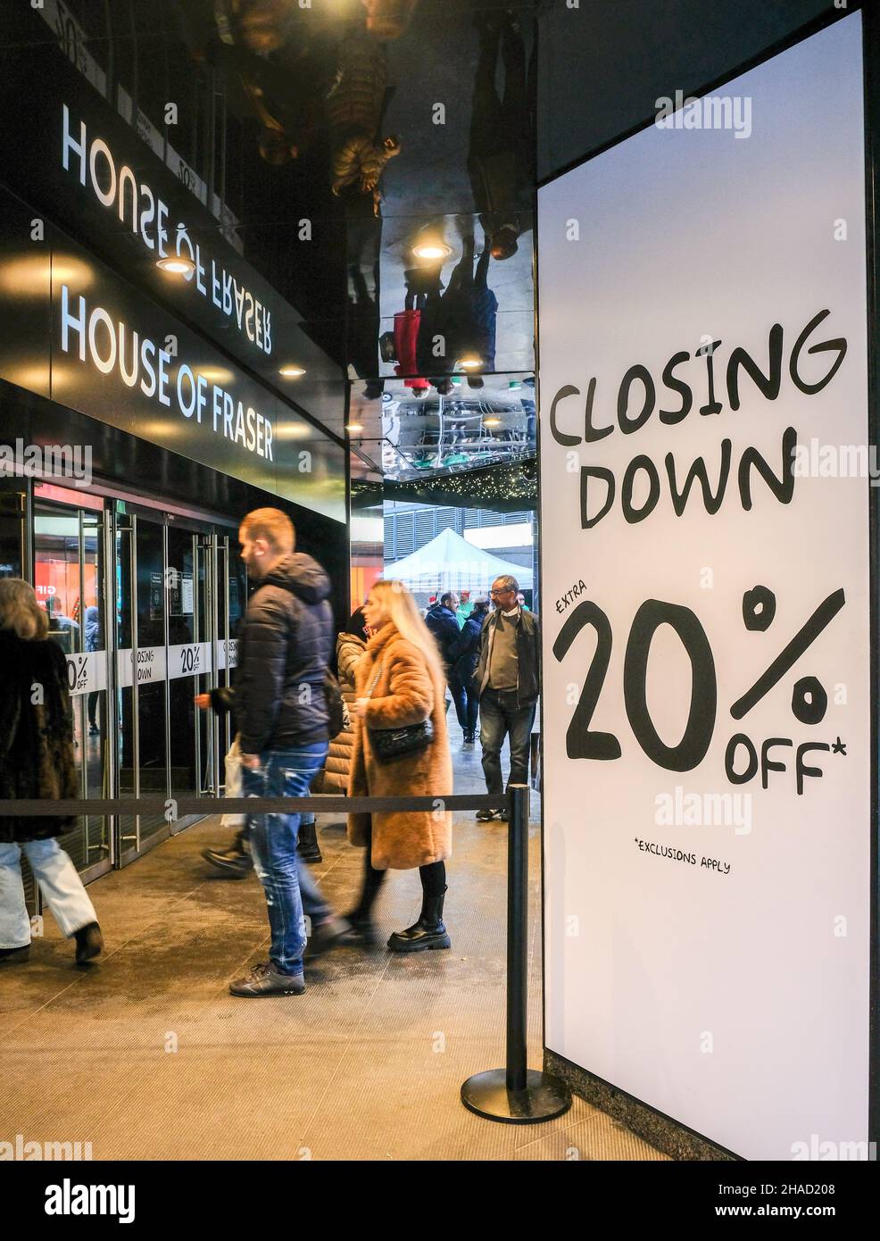 Oxford Street, London, Großbritannien. 12th Dez 2021. Das Flagship-Geschäft des House of Fraser in der Oxford Street schließt den Verkauf ab. Kredit: Matthew Chattle/Alamy Live Nachrichten Stockfoto