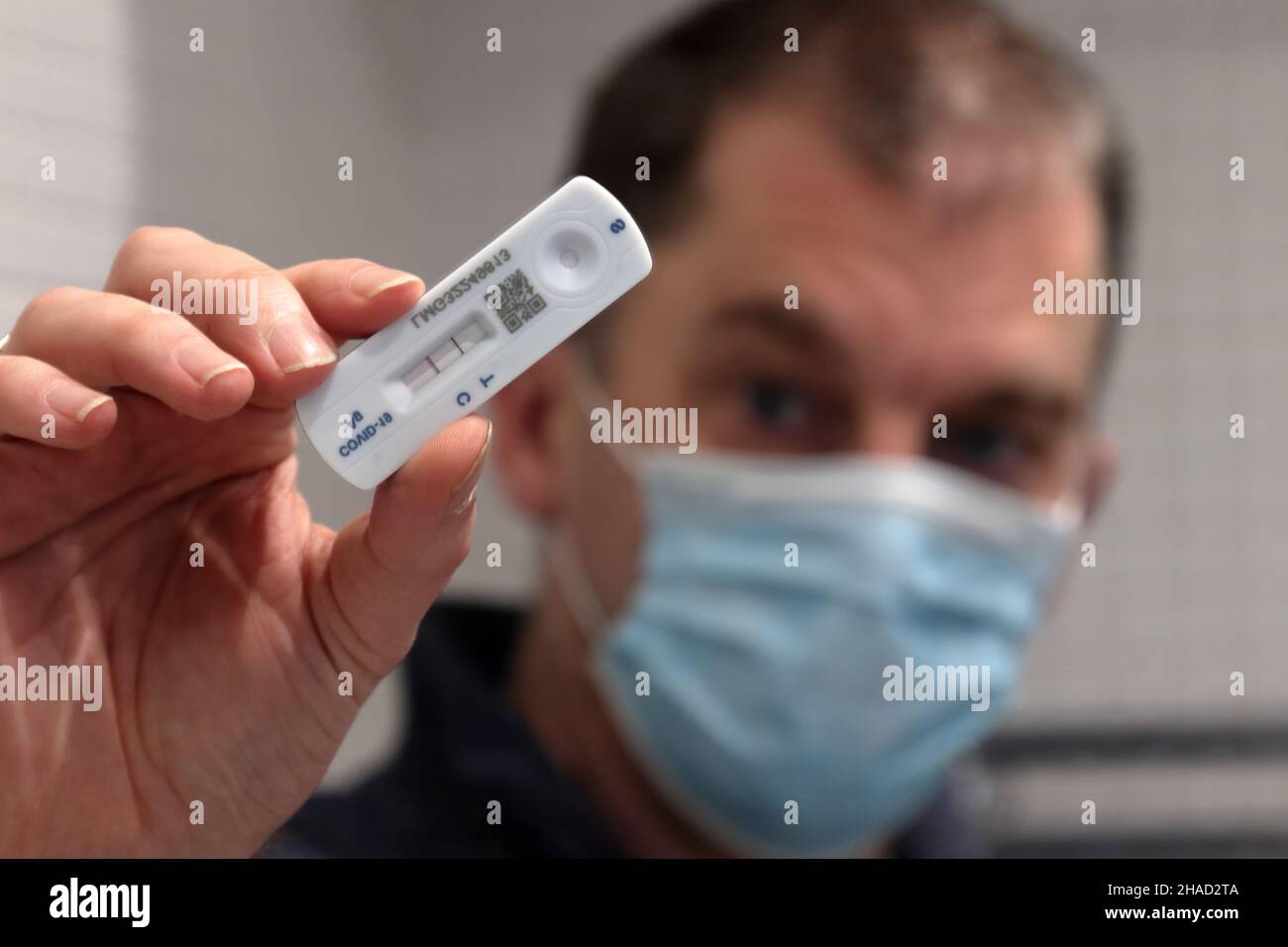 Person mit positivem covid lateral flow Testergebnis Stockfoto