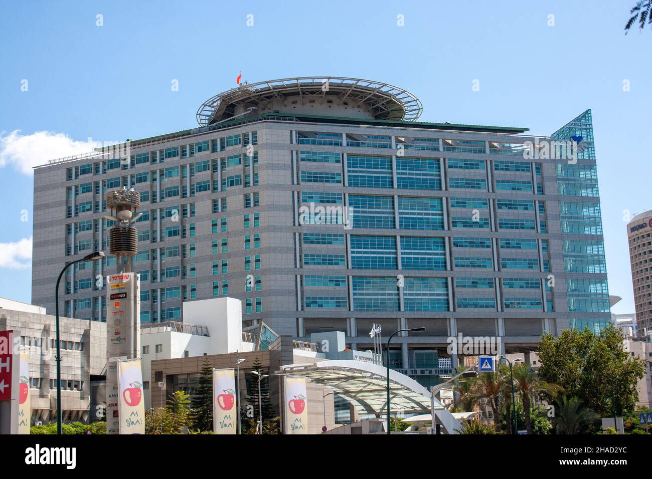 Israel, Tel Aviv Sourasky Medical Center, Ichilov Hospital; Hauptgebäude mit einem Hubschrauberlandeplatz auf dem Dach Stockfoto