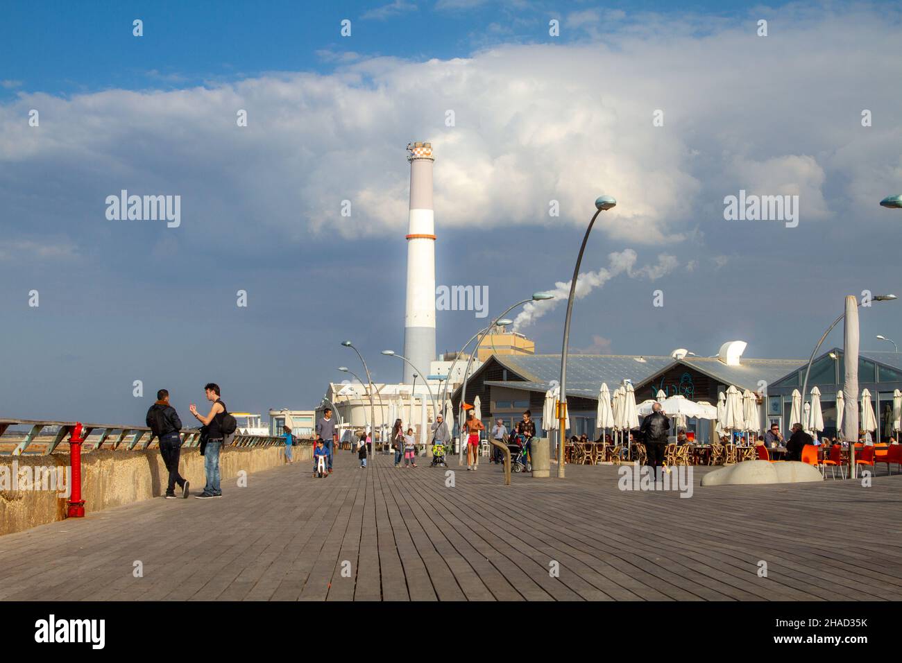 Israel, Tel Aviv, Leute, die Spaß an der renovierten Promenade am alten Hafen, jetzt ein Entertainment-Center Stockfoto