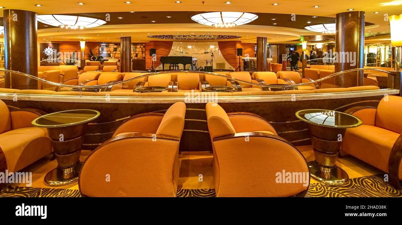 Blick auf die topazio Bar im Inneren des Kreuzfahrtschiffs MSC Magnifica im Hafen von Marseille, Frankreich am 01/11/2018. Stockfoto