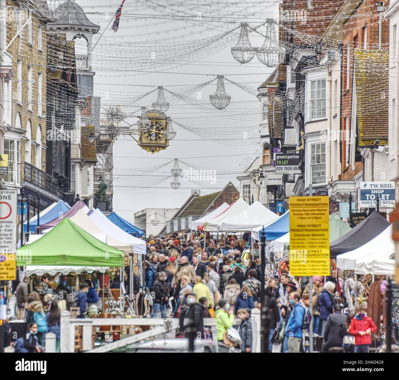 Massen von Menschen, die im Dezember 2021 einen Markt in der Guildford High Street besuchten und sich offenbar der aktuellen Covid-19-Situation nicht bewusst waren Stockfoto