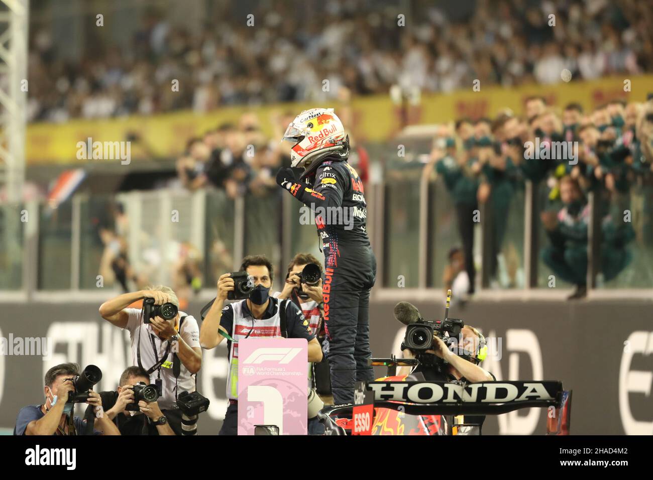 12th. Dezember 2021; Yas Marina Circuit, Abu Dhabi, Vereinigte Arabische Emirate: FIA Abu Dhabi F1 Grand Prix Renntag: Red Bull Racing Honda, Max Verstappen gewinnt das Rennen und 2021 FIA F1 Weltmeisterschaft Stockfoto