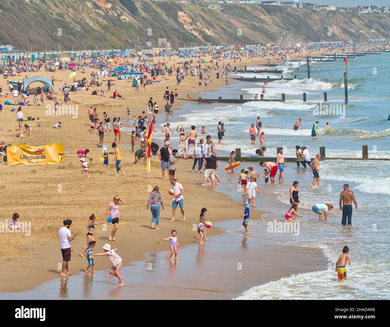 Viele Leute auf dem überfüllten Bournemouth und Boscombe Beach nach First Lockdown, Bournemouth UK Stockfoto