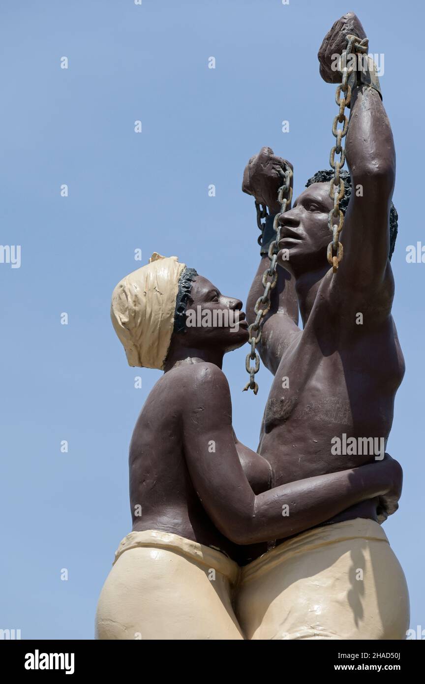 Senegal, Dakar, Île de Gorée, Goree Island, Monument Statue der Freiheit von Sklaverei, die Insel wurde einst für den transatlantischen Sklavenhandel der europäischen Sklavenhändlerin / Insel Goree, von hier wurden Sklaven nach Amerika verschifft, Mahnmal die Statue der Freiheit von Sklaverei verwendet Stockfoto