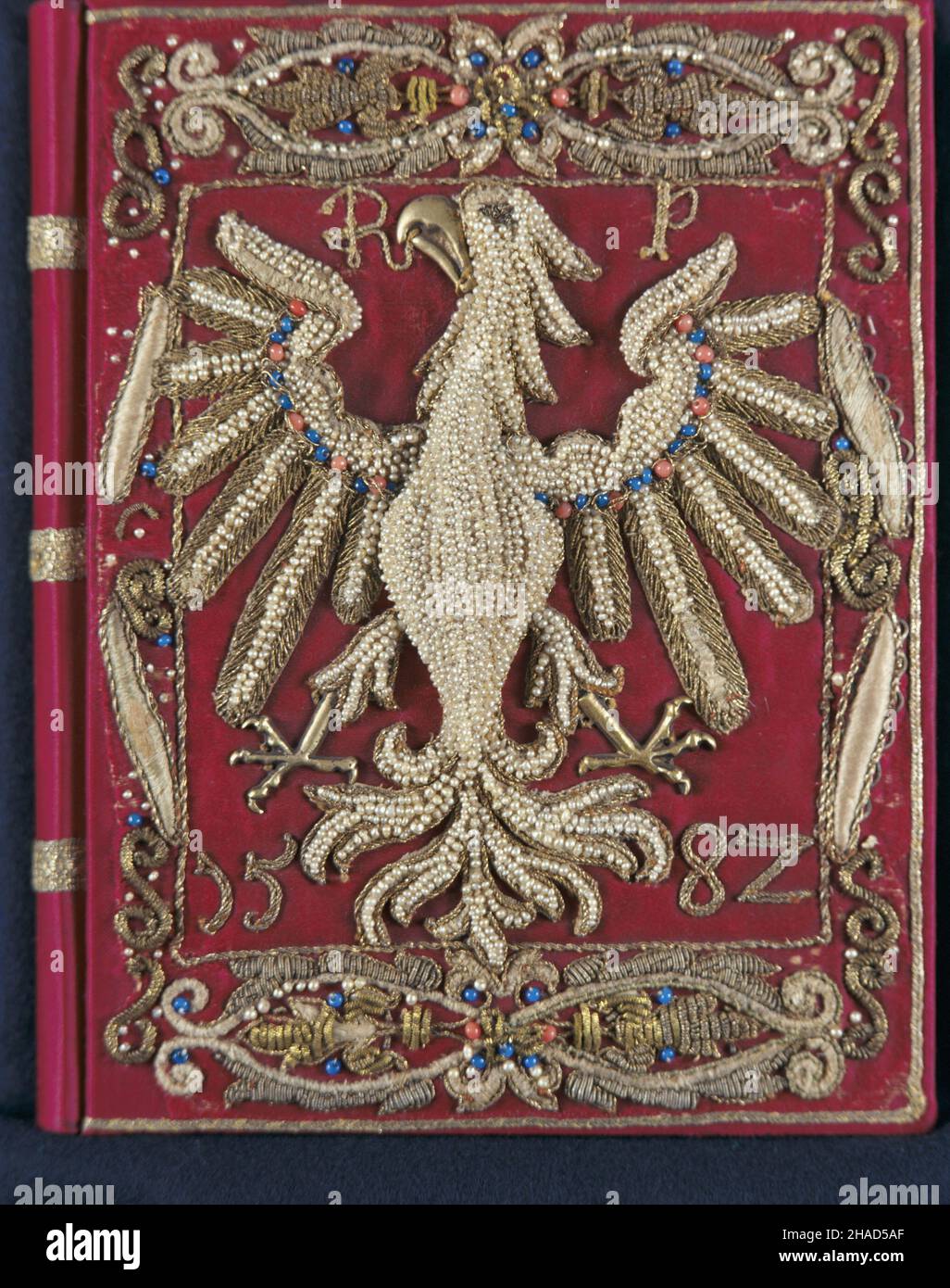 Kraków 12,1987. Oprawa ksi¹¿ki z wyhaftowanym per³ami or³em wykonana przez Annê Jagiellonkê i podarowana przez królow¹ Akademii Krakowskiej w 1584 r. W zbiorach Biblioteki Jagielloñskiej. mw PAP/Tomasz Pra¿mowski Dok³adny dzieñ wydarzenia nieustalony. Krakau, Dezember 1987. Ein Buchcover mit einem von Anna Jagiellonka bestickten Perladler, der 1584 von der Königin an die Krakauer Akademie überführt wurde. Die Sammlung der Jagiellonischen Bibliothek. mw PAP/Tomasz Prazmowski Termin unbekannt. Stockfoto