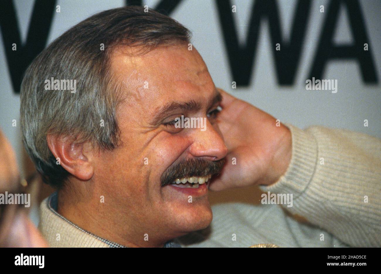 Warszawa 08.12.1987. Radziecki RE¿yser Nikita Micha³kow w Dyskusyjnym Klubu Filmowym Kwant (DKF Kwant), który zorganizowa³ przegl¹d jego filmów. DKF Kwant mieœci siê w Domu Studenckim Riviera (DS Riviera). mw PAP/Grzegorz Rogiñski Warschau 08. Dezember 1987. Der sowjetische Filmregisseur Nikita Mikhalkov im Kwant Film Club während einer Besprechung seiner Filme. Der Club war im Studentenwohnheim Riwuera in Warschau tätig. mw PAP/Grzegorz Roginski Stockfoto