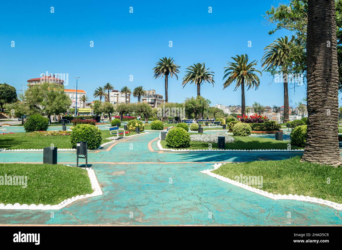 SANTANDER, SPANIEN - 9. JULI 2021: Blick vom Piquio-Garten, einem Park in Santander, Spanien, neben dem Strand Sardinero Stockfoto