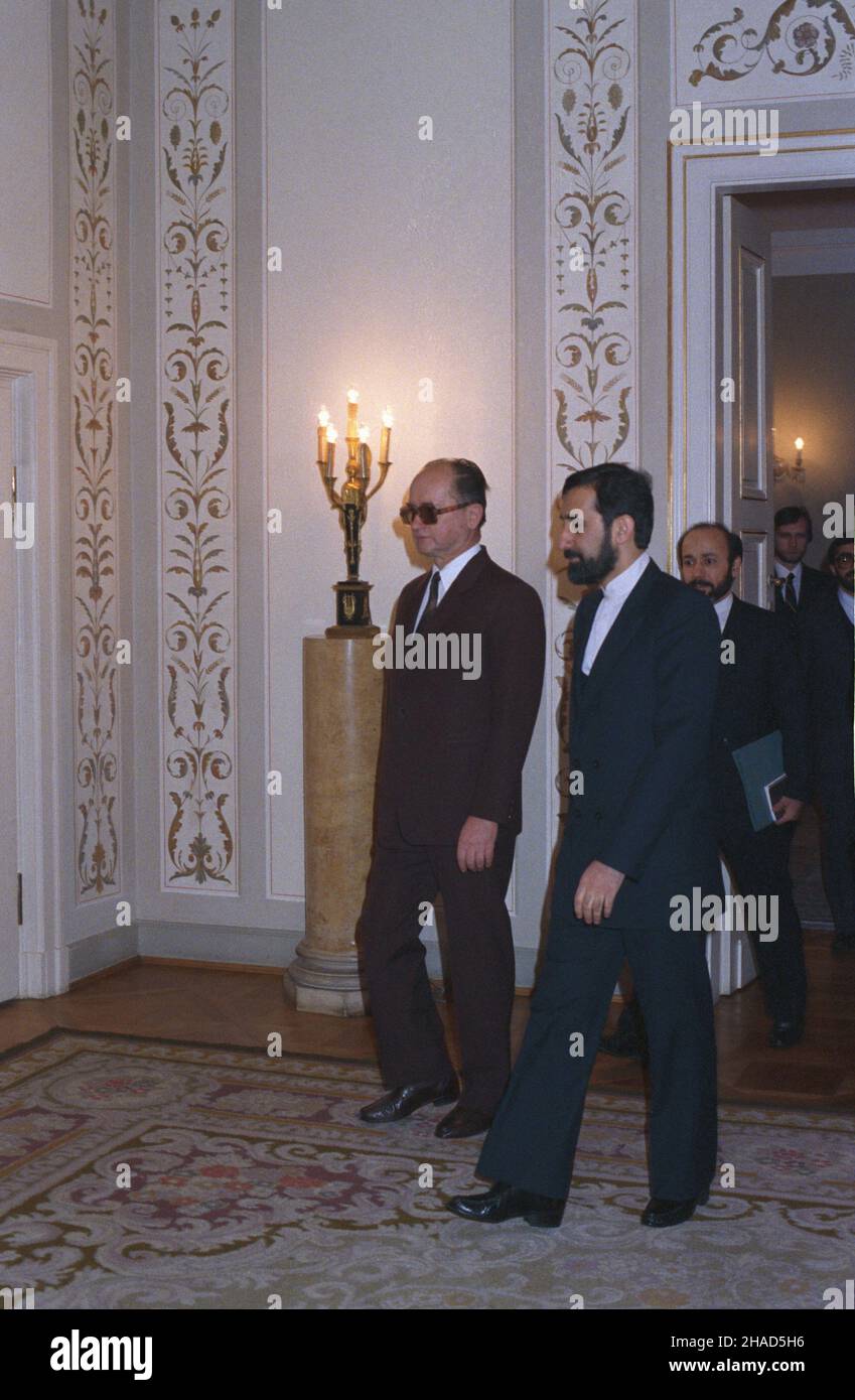 Warszawa 27.01.1988. Minister Spraw zagranicznych Islamskiej Republiki Iranu Ali Akbar Velayti (P) U przewodnicz¹cego Rady Pañstwa genera³a Wojciecha Jaruzelskiego (L). mw PAP/Grzegorz Rogiñski Warschau 27. Januar 1988. Vorsitzender des Staatsrats General Wojciech Jaruzelski (links) empfängt Außenminister der Islamischen Republik Iran Ali Akbar Velayti (rechts). mw PAP/Grzegorz Roginski Stockfoto