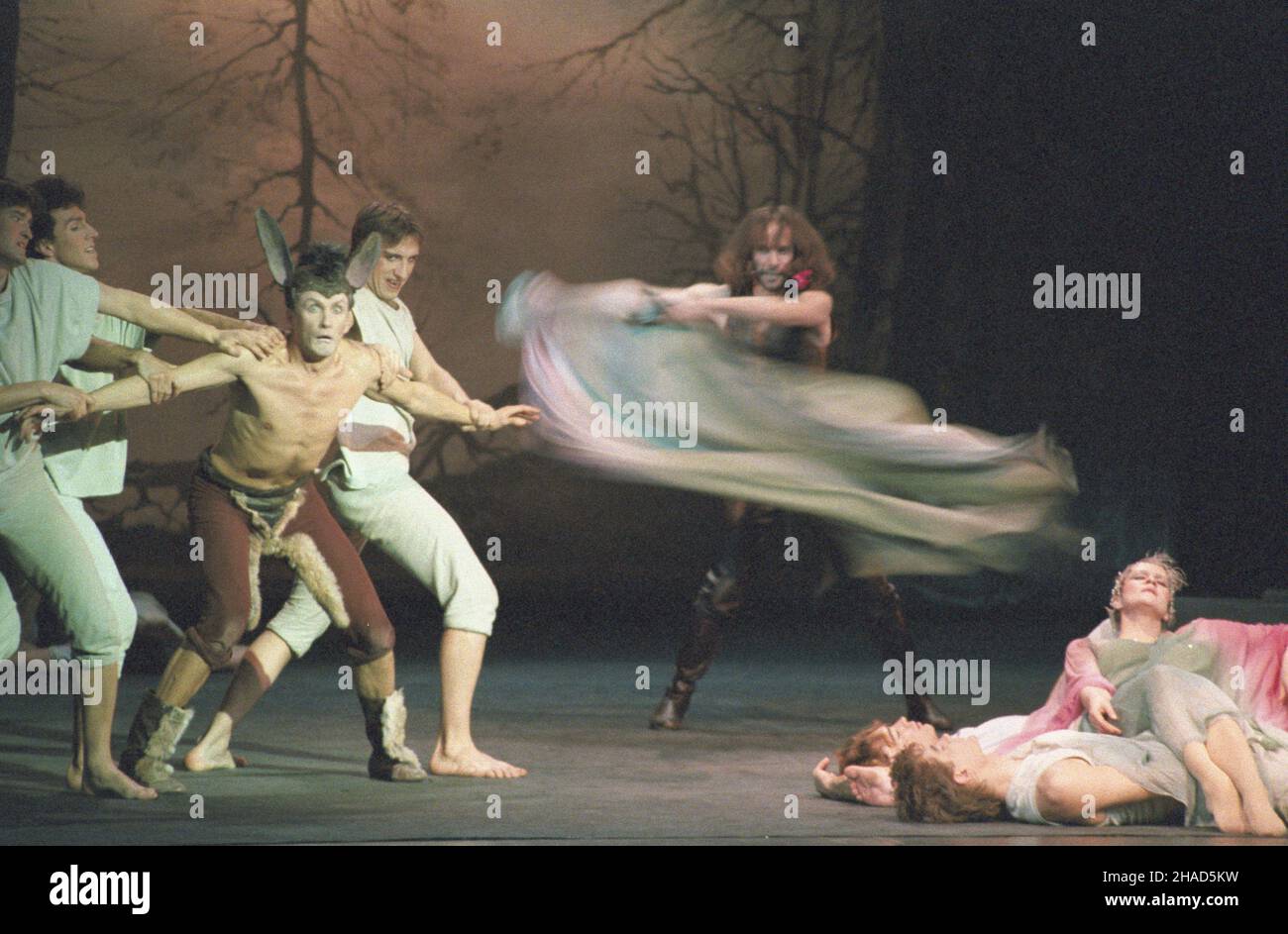 Warszawa 03,1986. Wroc³awski Teatr Pantomimy Henryka Tomaszewskiego, spektakl pt. Akcja - Sen nocy letniej, na motywach Szekspira. Scena Teatru Dramatycznego w PKiN. Nz. Marek Oleksy (C) w roli Oberona. mw PAP/Jan Morek Dok³adny dzieñ wydarzenia nieustalony. Warschau März 1986. Das in Breslau ansässige Henryk Tomaszewski MIME Theater, die Performance mit dem Titel: Action - der Sommernachtstraum, basierend auf dem Shakespeare-Stück, das im Dramatyczny Theater im Palast der Kultur und Wissenschaft in Warschau aufgeführt wird. Im Bild: Marek Oleksy in der Rolle von Oberon (in der Mitte). mw PAP/Jan Morek Stockfoto