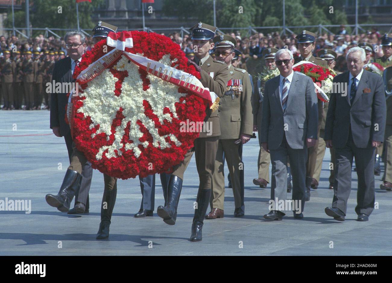 Warszawa 09.05.1988. 43. Rocznica zakoñczenia II wojny œwiatowej. Obchody dnia Zwyciêstwa na placu Zwyciêstwa. NZ. Wieniec od narodu polskiego na p³ycie Grobu Nieznanego ¯o³nierza sk³adaj¹, od lewej: marsza³ek Sejmu Roman Malinowski, przewodnicz¹cy Rady Pañstwa gen. Wojciech Jaruzelski, wiceprzewodnicz¹cy Rady Pañstwa Tadeusz M³yñczak, przewodnicz¹cy Rady Krajowej Patriotycznego Ruchu Odrodzenia Narodowego Jan Dobraczyñski. wb PAP/Wojciech Kryñski Warschau, 09. Mai 1988. Der 43rd. Jahrestag des Endes des Zweiten Weltkriegs. V-Day-Zeremonien auf dem Zwyciestwa (Siegesplatz). Im Bild: Ein wrea Stockfoto