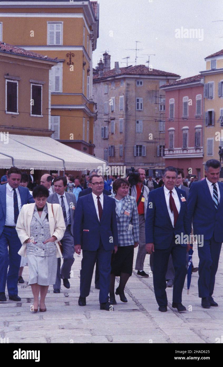 Jugos³awia Rovinj 05,1988. Wizyta premiera PRL Zbigniewa Messnera w Socjalistycznej Federacyjnej Republice Jugos³awii (19-21.05.1988). NZ. m.in. premier Zbigniew Messner (4L) wraz z ¿on¹ Iren¹ Messner (2L) zwiedzaj¹ miasto. wb PAP/Wojciech Kryñski Dok³adny dzieñ wydarzenia nieustalony. Jugoslawien Rovinj Mai 1988. PRL-Premierminister Zbigniew Messner besucht die Sozialistische Föderative republik Jugoslawien (19.-21. Mai 1988). Im Bild, unter anderem: Premierminister Zbigniew Messner (4th links) und seine Frau Irena (2nd links) durch die Stadt. wb PAP/Wojciech Krynski Termin unbekannt. Stockfoto