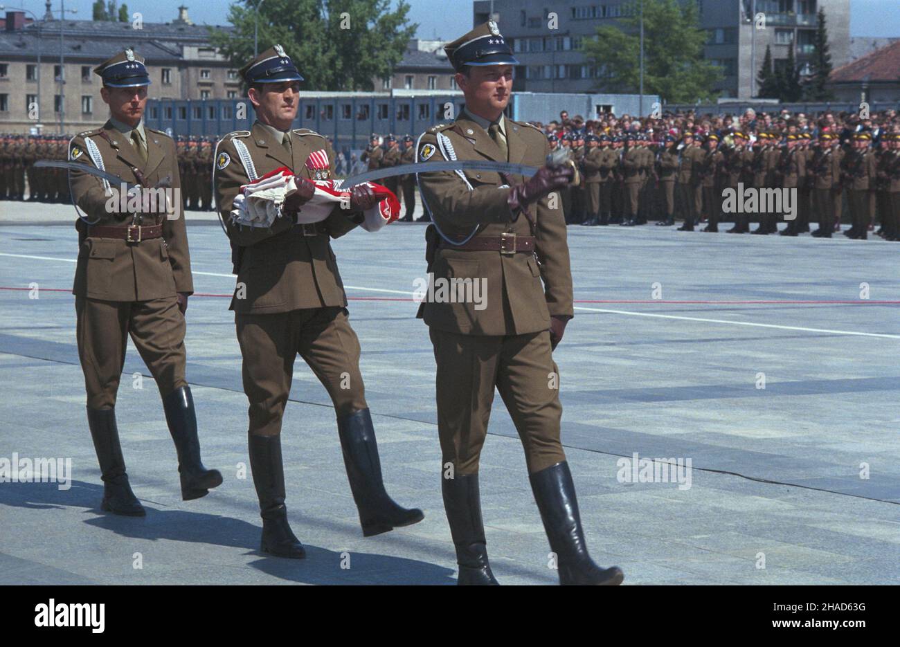 Warszawa 09.05.1988. 43. Rocznica zakoñczenia II wojny œwiatowej. Obchody dnia Zwyciêstwa na placu Zwyciêstwa przd Grobem Nieznanego ¯o³nierza. wb PAP/Wojciech Kryñski Warschau, 09. Mai 1988. Der 43rd. Jahrestag des Endes des Zweiten Weltkriegs. V-Day-Zeremonien auf dem Zwyciestwa (Siegesplatz) vor dem Grab des unbekannten Soldaten. wb PAP/Wojciech Krynski Stockfoto
