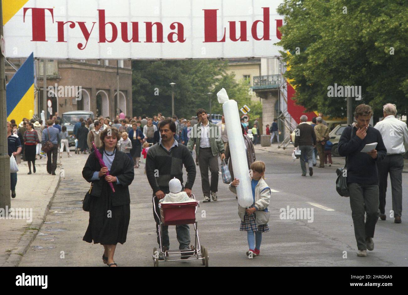 Warszawa 06,1988. Œwiêto Trybuny Ludu (24-26.06.1988). NZ. Uczestnicy festynu na ulicy Furmañskiej. wb PAP/Wojciech Kryñski Dok³adny dzieñ wydarzenia nieustalony. Warschau Juni 1988. Der Trybuna Ludu Papiertag (24-26. Juni 1988). Im Bild: Teilnehmer am Picknick in der Furmanska Straße. wb PAP/Wojciech Krynski genaues Datum unbekannt. Stockfoto