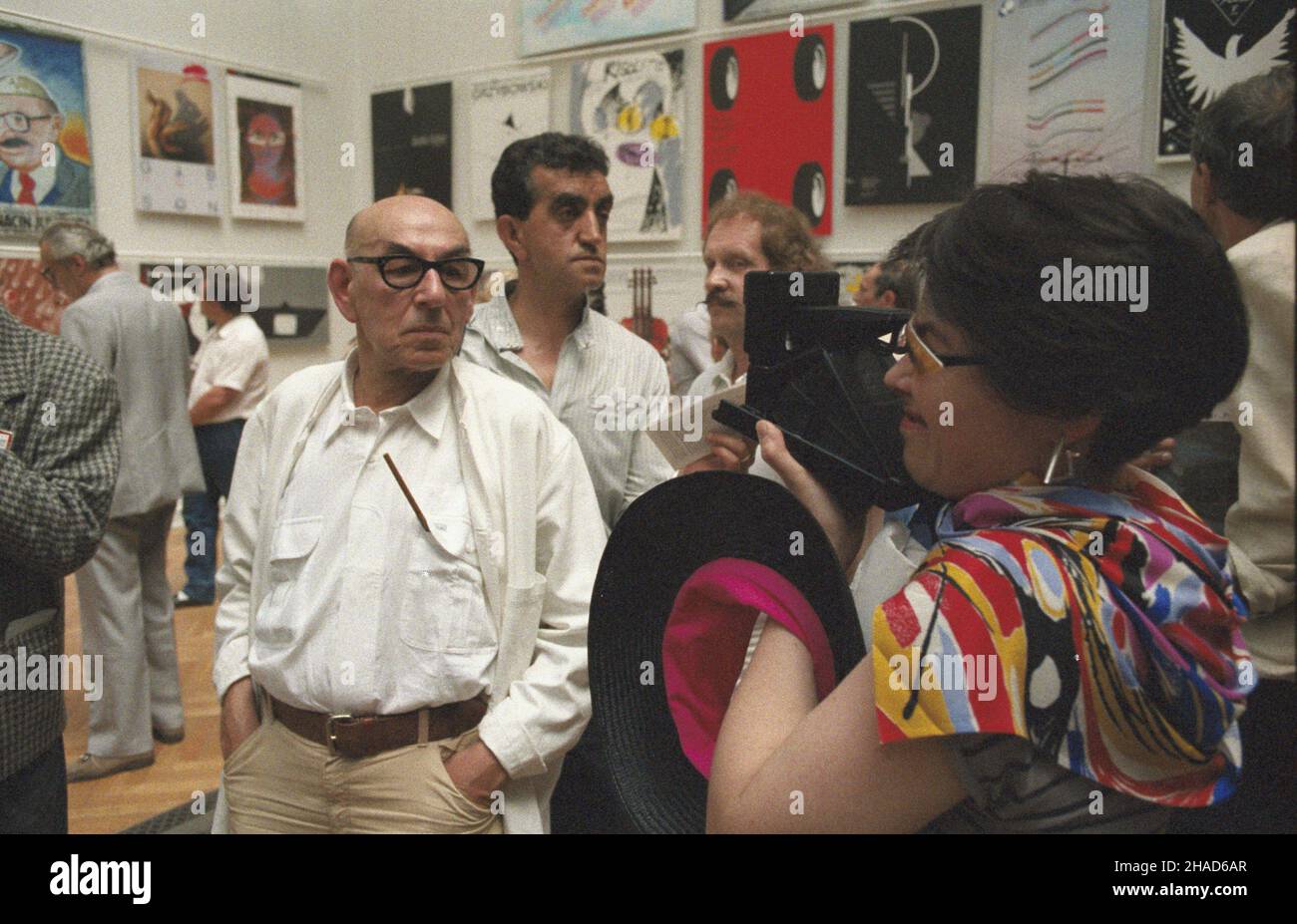Warszawa 06.06.1988. XII Biennale Plakatu w Centralnim Biurze Wystaw Artystycznych (CBWA) Zachêta przy pl. Ma³achowskiego 3. NZ. m.in.: zdobywaca z³otego i srebrnego mekalu Grafik, rysownik Henryk Tomaszewski (L). wb PAP/Grzegorz Rogiñski Warschau 6. Juni 1988. Die Poster Biennale 12th im Zentralbüro für künstlerische Ausstellungen in Zacheta am Malachowskiego-Platz 3. Abgebildet unter anderem: Plakatkünstler Henryk Tomaszewski (L), Gewinner der Gold- und Silbermedaillen. wb PAP/Grzegorz Roginski Stockfoto