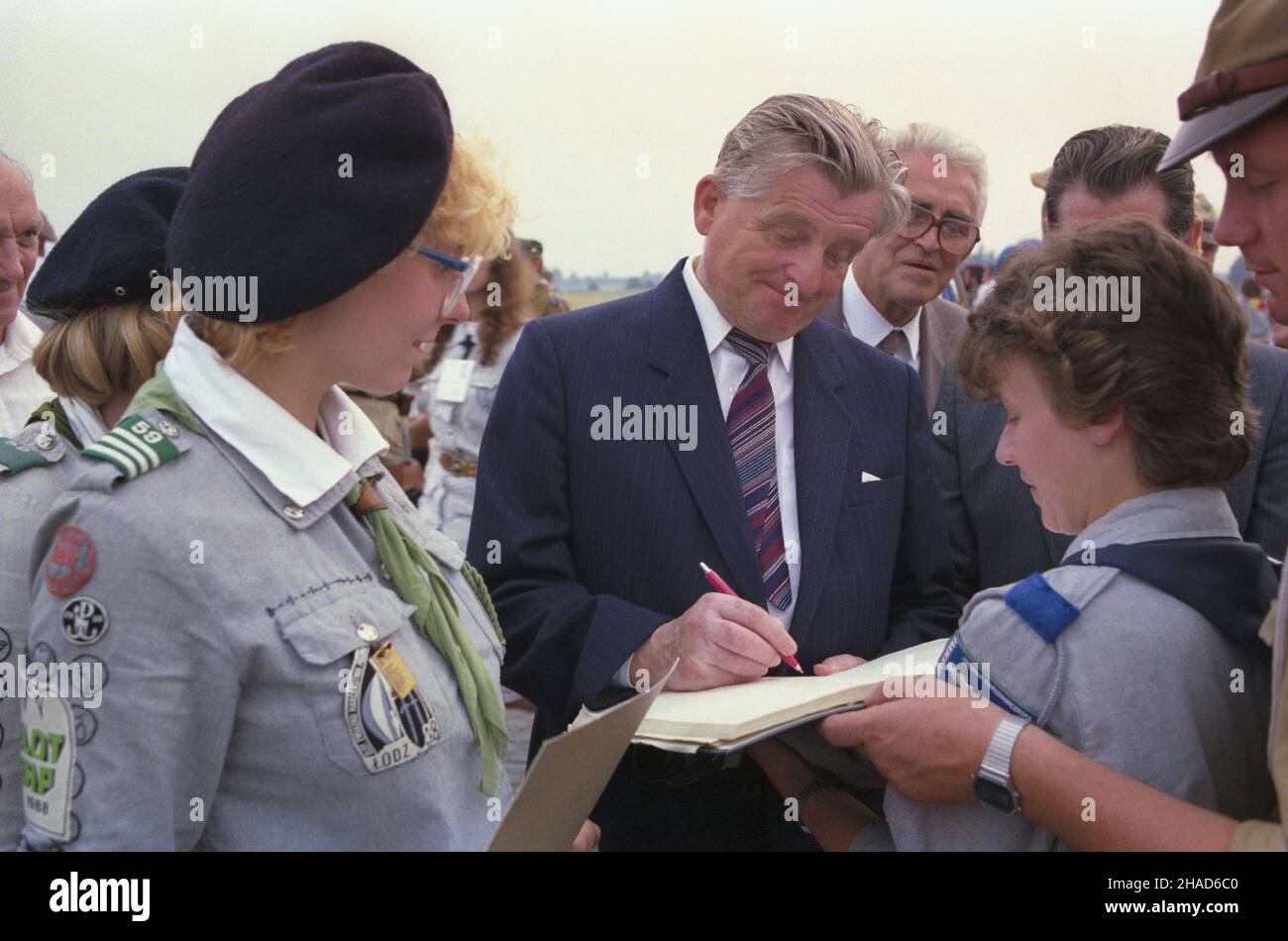 Grunwald 07,1988. Zlot harcerski w dniach 9-23 lipca na polach Grunwaldu z okazji 70. Rocznicy powstania Zwi¹zku Harcerstwa Polskiego (ZHP). W obchodach udzia³ wziêli przedstawiciele w³adz pañstwowych. NZ. zastêpca przewodnicz¹cego Rady Pañstwa, przewodnicz¹cy Ogólnopolskiego Komitetu Grunwaldzkiego Kazimierz Barcikowski rozdaje autografy. wb PAP/Tadeusz ZagoŸdziñski Dok³adny dzieñ wydarzenia nieustalony. Grunwald 21. Juli 1988. Kundgebung der polnischen Pfadfinder am 9-23. Juli auf den Grundwalder Feldern anlässlich des 70th. Jahrestages der Polnischen Pfadfindervereinigung (ZHP). Zeremonien werden von r besucht Stockfoto