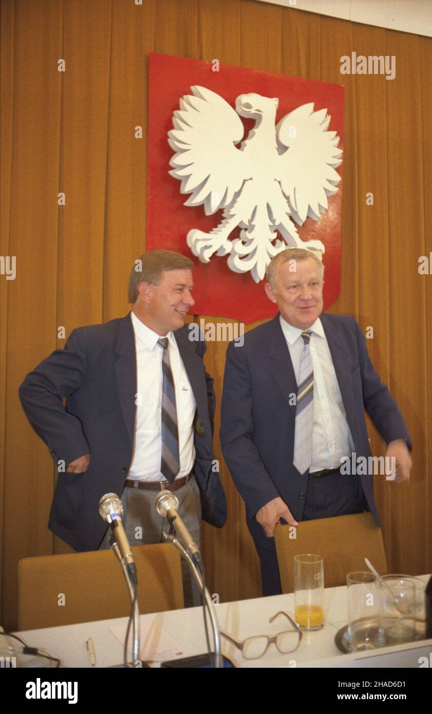 Warszawa 07,1988. Przygotowania do wizyty sekretarza generalnego Komunistycznej Partii Zwi¹zku Radzieckiego Michai³a Gorbaczowa w Polsce (11-16.07.1988). NZ. Konferencja prasowa sekretarza Komitetu Centralnego Polskiej Zjednoczonej Partii Robotniczej Mieczys³awa Rakowskiego (P) w Centrum Prasowym Polskiej Agencji Interpress. Z lewej dyrektor Centrum Prasowego PAI redakteur Jan Grzelak. wb PAP/Grzegorz Rogiñski Dok³adny dzieñ wydarzenia nieustalony. Warschau Juli 1988. Vorbereitungen für den Besuch des Generalsekretärs der Kommunistischen Partei der Sowjetunion Michail Gorbatschow in Polen (1 Stockfoto