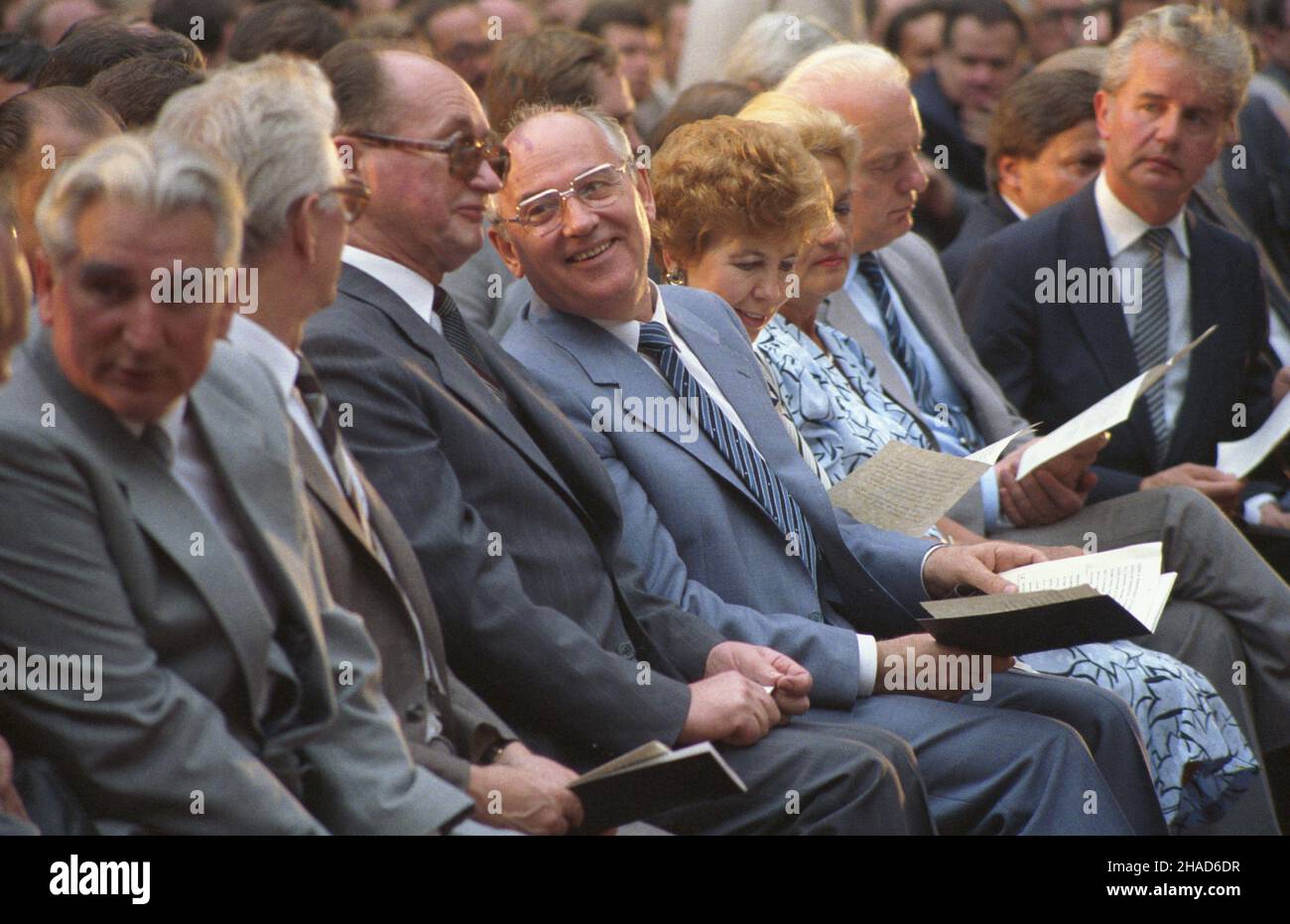 Kraków 12.07.1988. Wizyta sekretarza generalnego Komunistycznej Partii Zwi¹zku Radzieckiego Michai³a Gorbaczowa w Polsce (11-16.07.1988). Wiec przyjaŸni - spotkanie m³odzie¿y polskiej i radzieckiej na dziedziñcu Zamku Królewskiego na Wawelu. NZ. od prawej: szef protoko³u dyplomatycznego Roman czy¿ycki, Minister spraw zagranicznych ZSRR Eduard Szewardnadze, Barbara Jaruzelska, Raisa Gorbaczowa, Michai³ Gorbaczow, przewodnicz¹cy Rady Pañstwa PRL, i sekretarz KC Polskiej Zjednocznyj Jaronej Wojciotej Robczej. Z lewej cz³onek Biura Politycznego KC PZPR Józef Czyrek. wb PAP/Wojciech Stockfoto