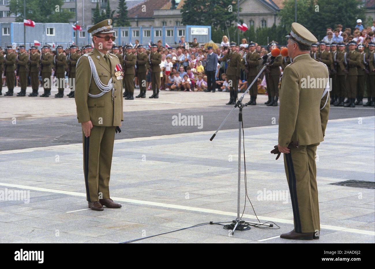 Warszawa 22.07.1988. Obchody Narodowego Œwiêta Odrodzenia Polski - uchwalenia Manifestu Polskiego Komitetu Wyzwolenia Narodowego 22 lipca 1944 r. Uroczystoœci przed Grobem Nieznanego ¯o³nierza na placu Zwyciêstwa. NZ. przewodnicz¹cy Rady Pañstwa, Zwierzchnik Si³ Zbrojnych genera³ Wojciech Jaruzelski (L) odbiera meldunek. wb PAP/Jan Morek Warschau 22. Juli 1988. Zeremonien zum polnischen Tag der Rückgabe - die Annahme eines Manifests des Nationalen Befreiungskomitees in Polen am 22. Juli 1944. Zeremonien vor dem Grab des unbekannten Soldaten. Im Bild: Vorsitzender des Staatsrats, Su Stockfoto
