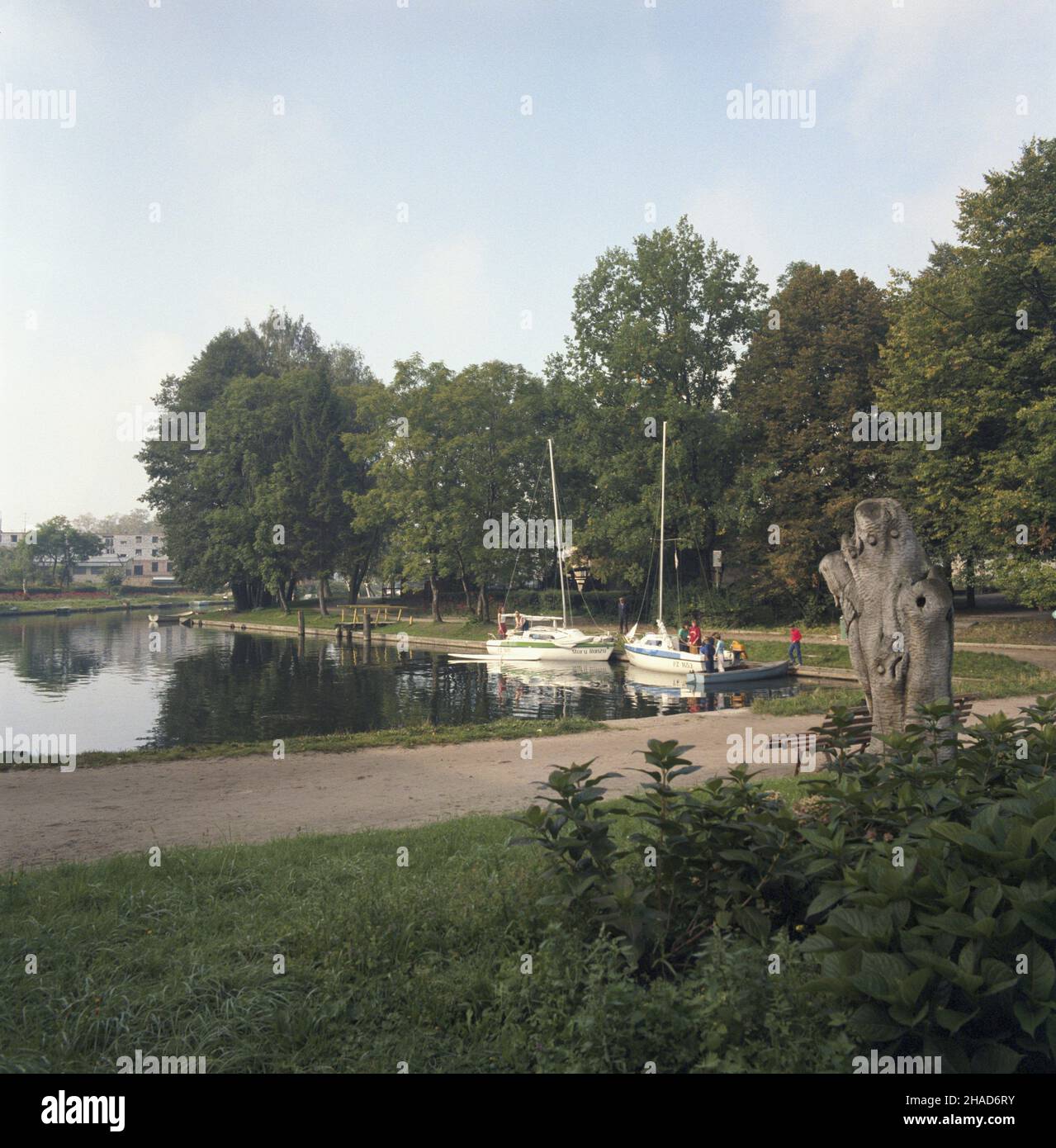 Wêgorzewo 09,1988. Przystañ ¿eglarska nad kana³em Wêgorzewskim. wb PAP/Tadeusz ZagoŸdziñski Dok³adny dzieñ wydarzenia nieustalony. Wegorzewo September 1988. Die Marina am Wegorzewo Kanal. wb PAP/Tadeusz Zagozdzinski genaues Datum unbekannt. Stockfoto