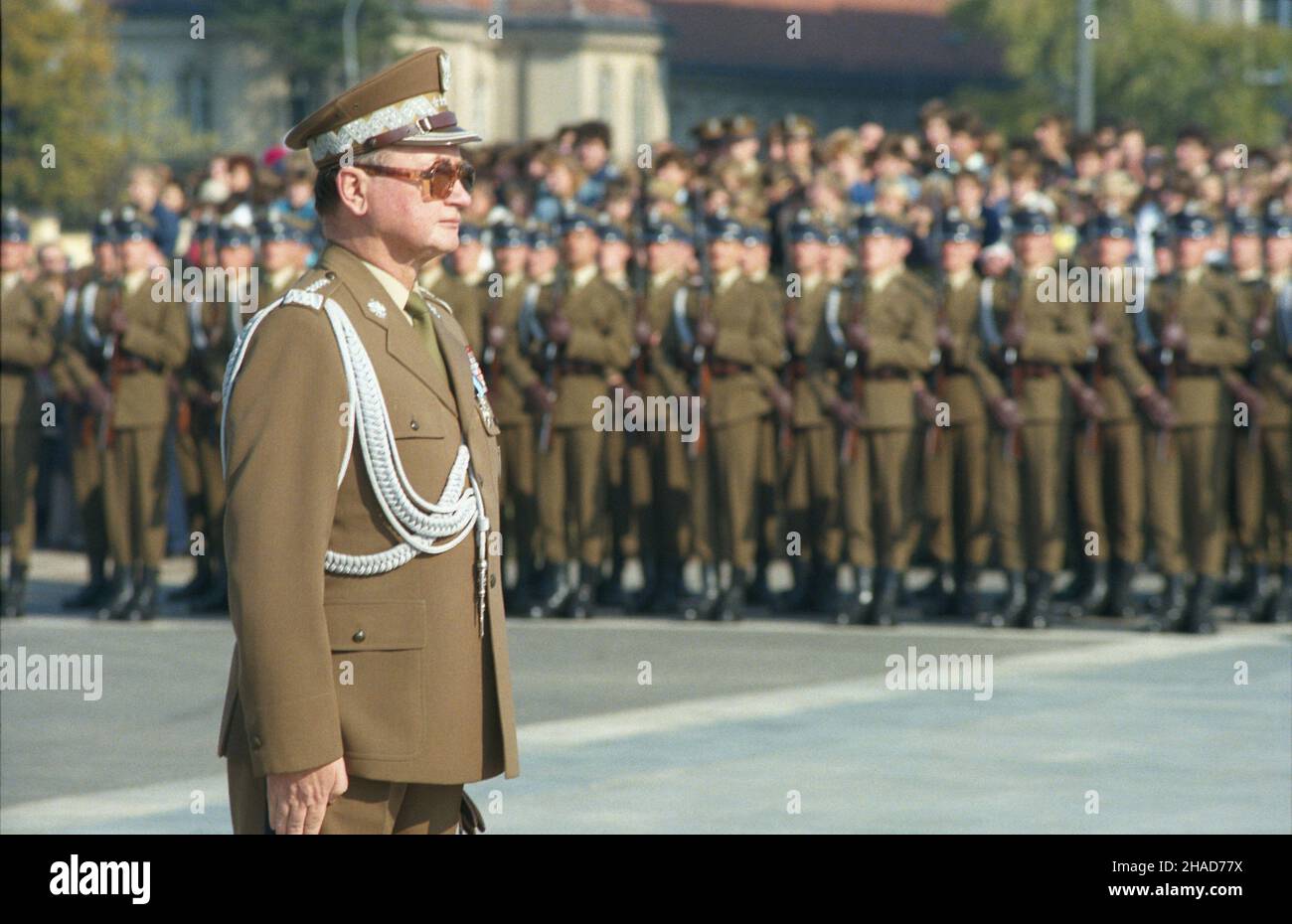 Warszawa 10,1988. Uroczysta zmiana warty przed Grobem Nieznanego ¯o³nierza z okazji 45 lecia ludowego Wojska Polskiego (Si³ Zbrojnych Polskiej Rzeczypospolitej Ludowej). NZ. przewodnicz¹cy Rady Pañstwa gen. Wojciech Jaruzelski. js PAP/Wojciech Kryñski Warschau 12th. Oktober 1988. Galawechsel der Wachen vor dem Grab des unbekannten Soldaten zum 45th. Jahrestag der Streitkräfte der Polnischen Volksrepublik. Im Bild: Vorsitzender des Staatsrates General Wojciech Jaruzelski. js PAP/Wojciech Krynski Stockfoto