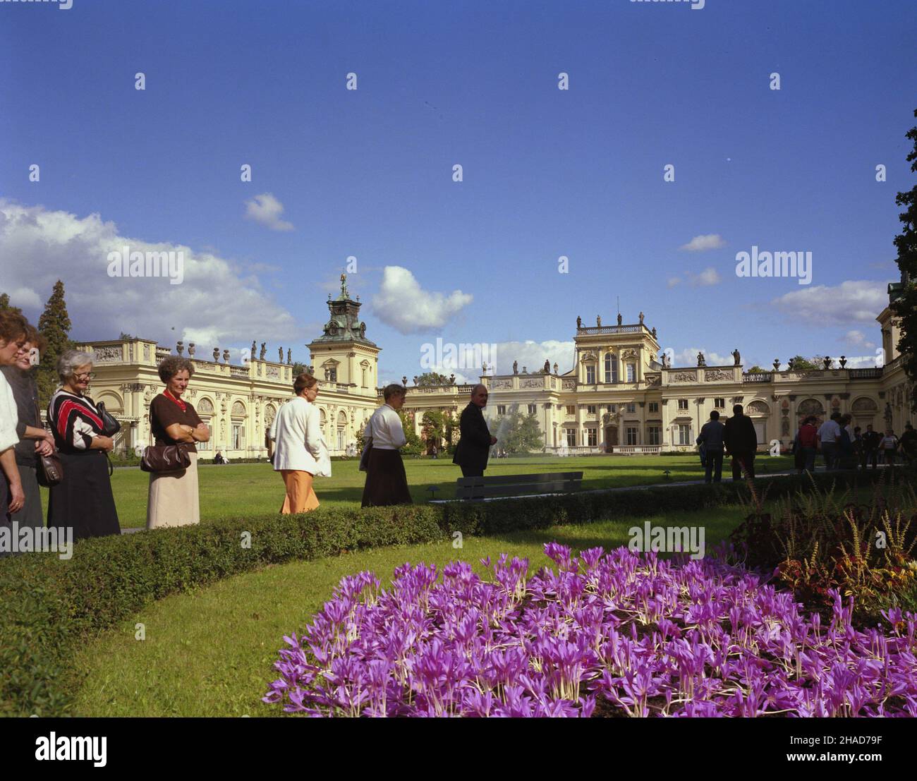 Warszawa 10,1988. Zespó³ pa³acowo-parkowy w Wilanowie. Barokowy pa³ac wzniesiony w XVII wieku dla króla Jana III Sobieskiego jako podmiejska rezydencja magnacka; by³ siedzib¹ znanych polskich rodów magnackich. wb PAP/Jan Morek Dok³adny dzieñ wydarzenia nieustalony. Warschau Oktober 1988. Das Schloss und der Park in Wilanow. Der barocke Ort, der im 17th. Jahrhundert für König Jan III. Sobieski als vorstädtische baroniale Residenz erbaut wurde; er war einst Sitz der polnischen Herren. wb PAP/Jan Morek genaues Datum unbekannt. Stockfoto