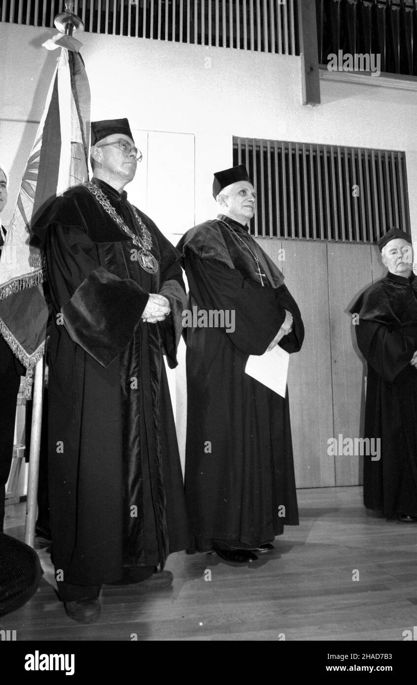 Lublin, 1988-10-23. Katolicki Uniwersytet Lubelski (KUL). Inauguracja roku akademickiego, podczas której kardyna³ Joseph Ratzinger (C) otrzyma³ doktorat honoris causa tej uczelni z r¹k rektora biskupa Jana Œrutwy. pp PAP/Miros³aw Trembecki Stockfoto