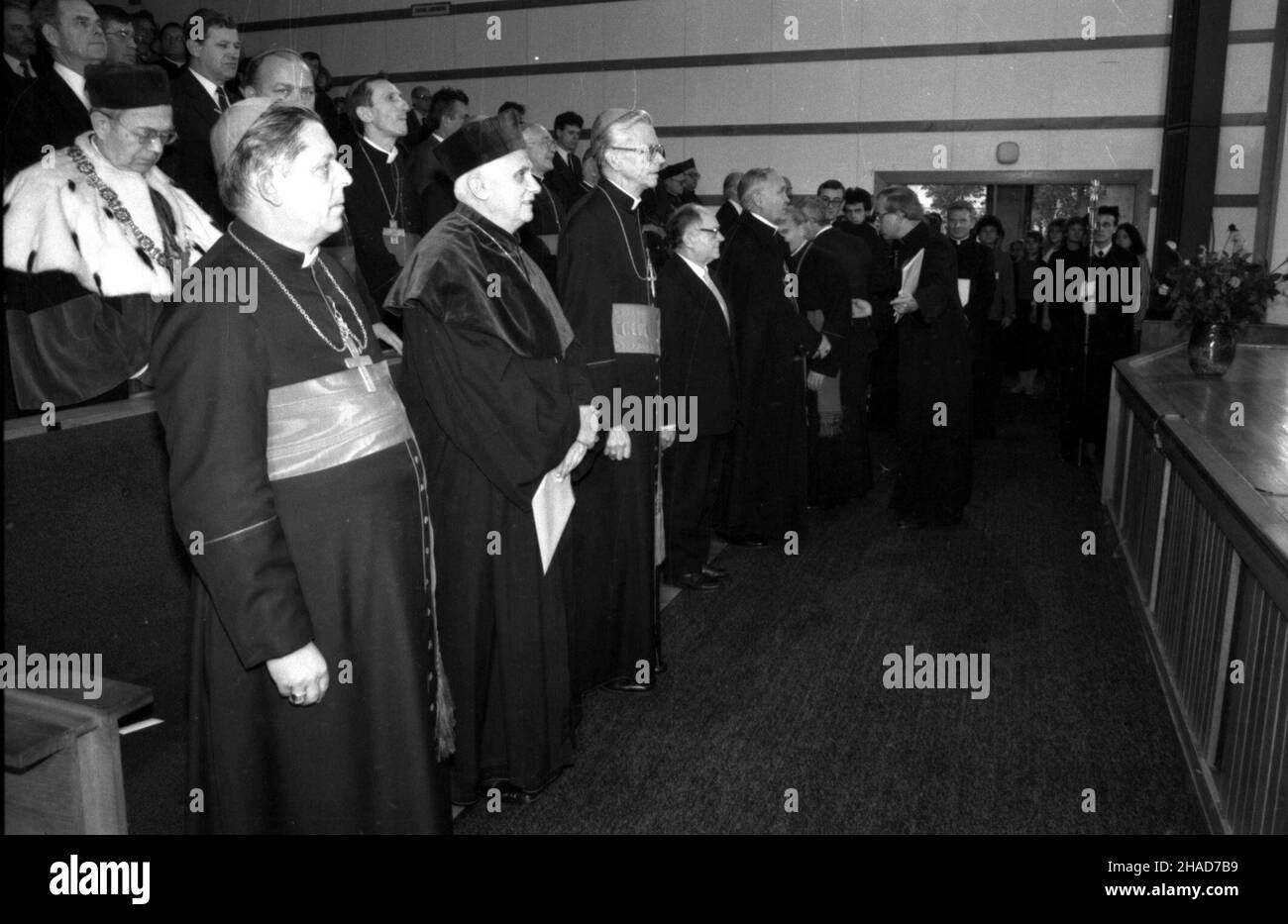 Lublin, 1988-10-23. Katolicki Uniwersytet Lubelski (KUL). Inauguracja roku akademickiego, podczas której kardyna³ Joseph Ratzinger otrzyma³ doktorat honoris causa tej uczelni z r¹k rektora biskupa Jana Œrutwy. NZ. od lewej stoj¹: kardyna³ Józef Glemp - prymas Polski, kardyna³ Joseph Ratzinger i kardyna³ Franciszek Macharski. pp PAP/Miros³aw Trembecki Stockfoto