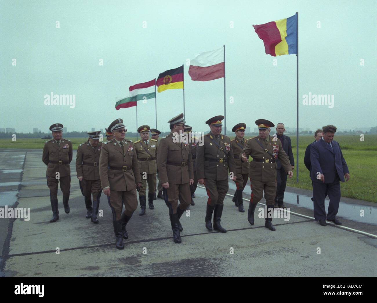 Drawsko Pomorskie 11,1988. Poligon Drawski. Manewry Zjednoczonych Si³ Zbrojnych - Wojsk Uk³adu Warszawskiego Tarcza'88. NZ. m.in. w 1 rzêdzie: minister obrony narodowej Polski gen. Florian Siwicki (1L), przewodnicz¹cy Rady Pañstwa PRL gen. Wojciech Jaruzelski (2L), dowódca Zjednoczonych Si³ Zbrojnych gen. Wiktor Kulikow (4L). W 2 rzêdzie: minister Spraw wewnêtrznych Polski gen. Czes³aw Kiszczak (1L), gen. broni Józef Bary³a (2L), Minister obrony narodowej Rumunii gen. Vasile Milea (C), szef sztabu Zjednoczonych Si³ Zbrojnych gen. Anatolij Gribkow (1P). js PAP/Jan Bogacz Ireneusz Sobieszczuk Stockfoto