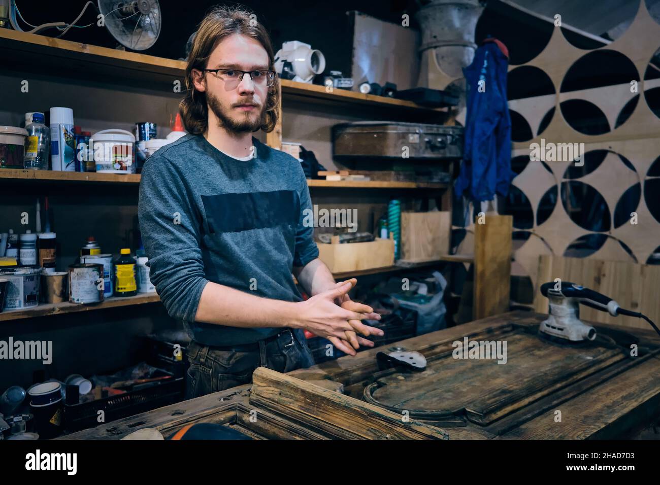 Mann in der Schreinerei Stockfoto