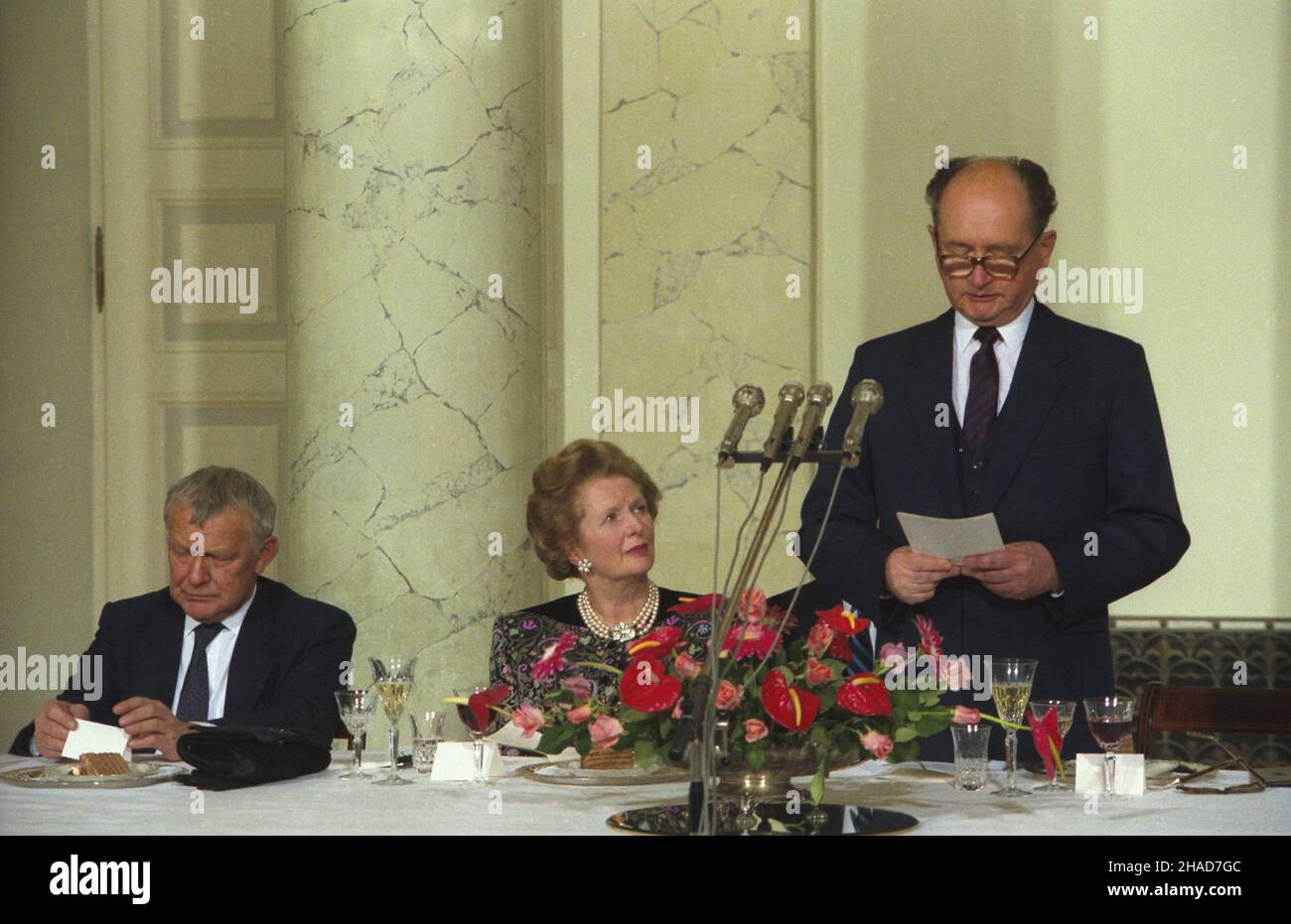 Warszawa 03.11.1988. Oficjalna wizyta Premier Wielkiej Brytanii Margaret Thatcher w Polsce. Spotkanie w Pa³acu Namiestnikowskim przy ul. Krakowskie Przedmieœcie. NZ. premier Polskiej Rzeczypospolitej Ludowej (PRL) Mieczys³aw Rakowski (L), brytyjska Premier Margaret Thatcher (C), przewodnicz¹cy Rady Pañstwa gen. Wojciech Jaruzelski (P). js PAP/Jan Morek Warschau 03. November 1988. Der offizielle Besuch der britischen Premierministerin Margaret Thatcher in Polen. Ein Treffen im Namiestnikowski Palast in der Krakowskie Przedmiescie Straße. Im Bild: Premierminister der Polnischen Volkspartei Mieczyslaw Rako Stockfoto