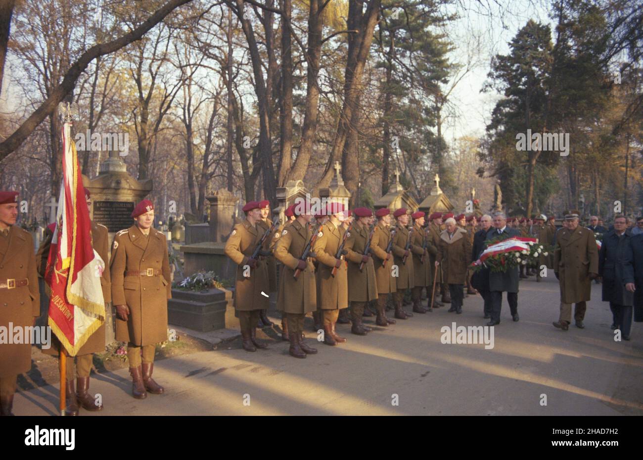 Kraków 11.11.1988. Obchody 70. Rocznicy odzyskania przez Polskê niepodleg³oœci. NZ. Przestawiciele w³adz pañstwowych z zastêpc¹ przewodnicz¹cego Rady Pañstwa Kazimierzem Barcikowskim (z wieñcem) na Cmentarzu Rakowickim w drodze pod pomnik Ignacego Daszyñskiego. Z prawej dowódca 6 Brygady Powietrznodesantowej genera³ broni Andrzej Tyszkiewicz. js/meg PAP/Jerzy Ochoñski Krakau 11. November 1988. Feierlichkeiten zum 70th. Jahrestag der Wiedererlangung der Unabhängigkeit Polens. Im Bild: Vertreter der staatlichen Behörden mit dem stellvertretenden Vorsitzenden des Staatsrats Kazimierz Barcikowski (mit Kranz) Stockfoto