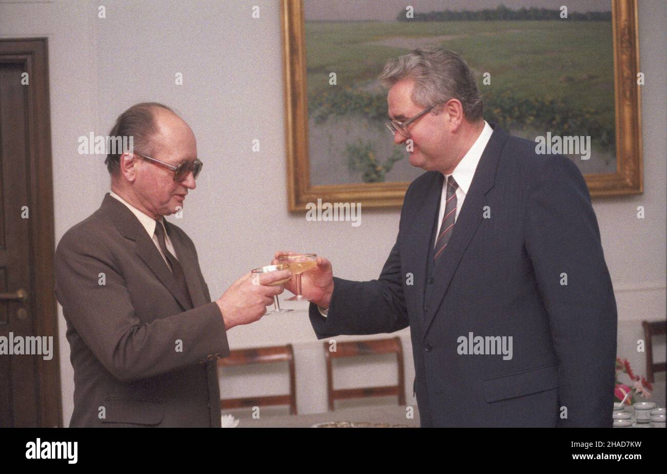 Warszawa 12,1988. Sejm Polskiej Rzeczpospolitej Ludowej. Uczczenie pozytywnego wyniku g³osowania w krawie zmian w strukturach Biura Politycznego Komitetu Centralnego Polskiej Zjednoczonej Partii Robotniczej (BP KC PZPR), których pomys³odawc¹ by³ Przewodnicz¹cy Rady Pañstwa Wojciech Jaruzelski. Nz. Wojciech Jaruzelski (L) odbiera gratulacje od marsza³ka Sejmu Romana Malinowskiego (P). js PAP/Wojciech Kryñski Warschau Dezember 1988. Das Sejm (Parlament) der Polnischen Volksrepublik. Die Abgeordneten feiern das positive Ergebnis der Abstimmung über die Veränderungen der Strukturen des Politischen Büros der P Stockfoto