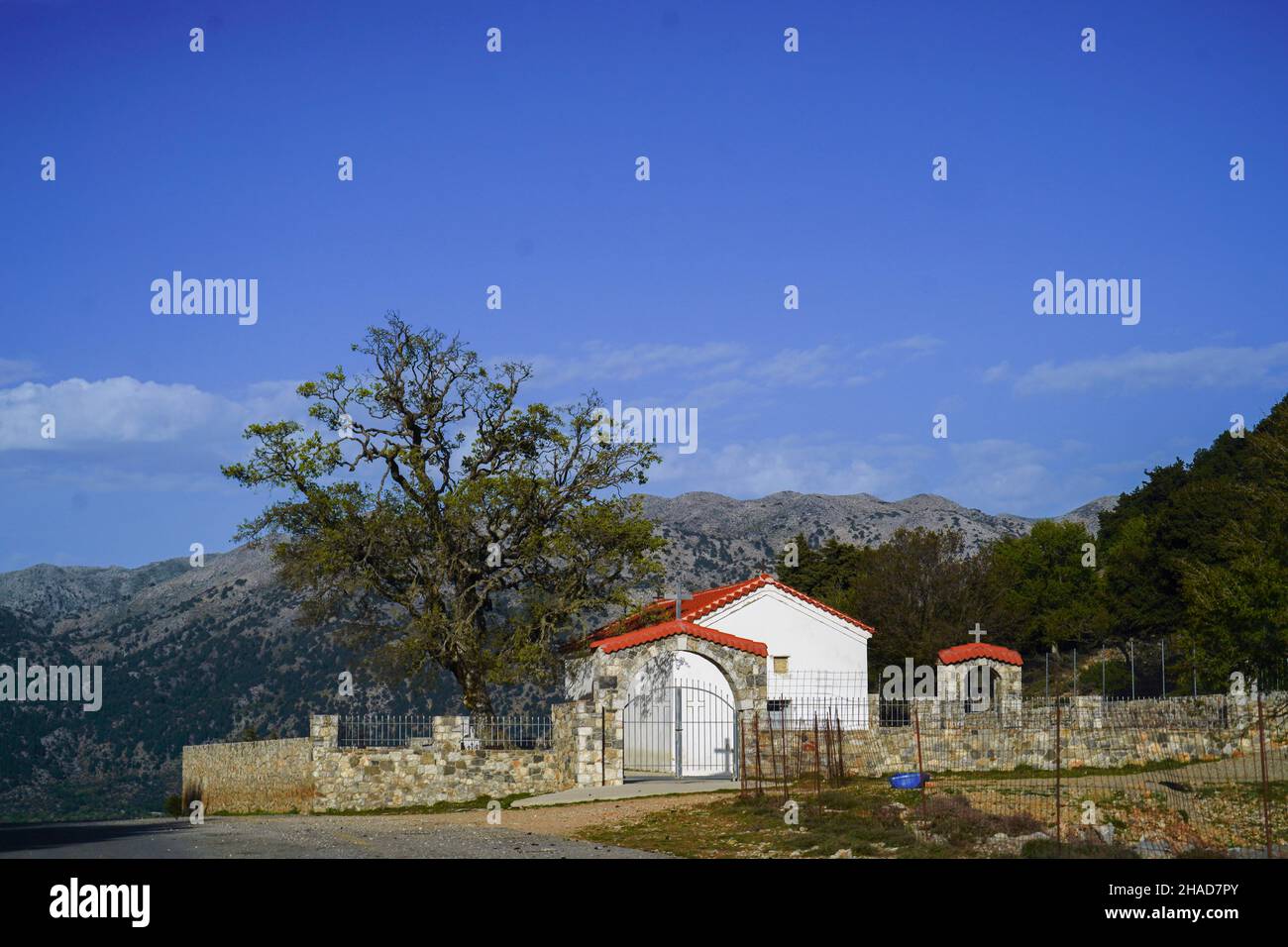 Kleine Pfarrkirche und Friedhof auf der Insel Kreta, Griechenland. Stockfoto