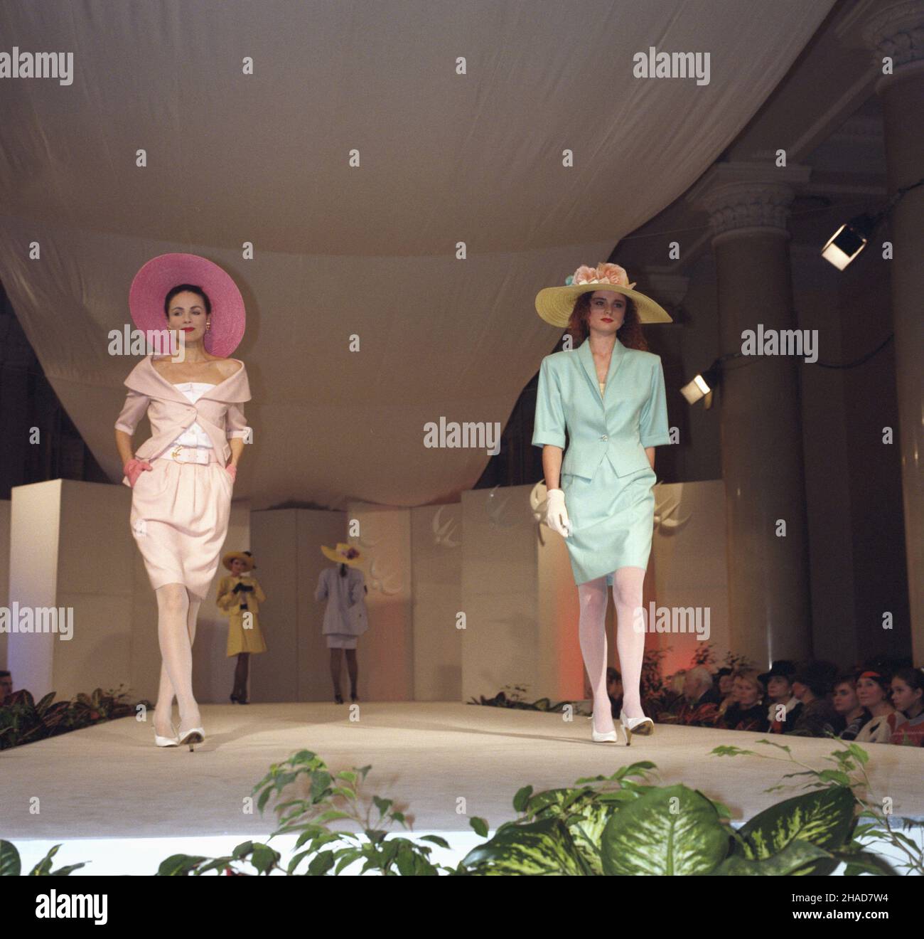 Warszawa 01,1989. Pa³ac Kultury i Nauki, pokaz wiosennej kolekcji Mody Polskiej. NZ. na wybiegu m.in. Ma³gorzata Niemen (L). js PAP/Tadeusz ZagoŸdziñski Dok³adny dzieñ wydarzenia nieustalony. Warschau Januar 1989. Der Palast der Kultur und Wissenschaft, eine Moda Polska Frühjahrssammlung zeigen. Im Bild: Malgorzata Niemen (links) auf dem Laufsteg. js PAP/Tadeusz Zagozdzinski Termin unbekannt. Stockfoto