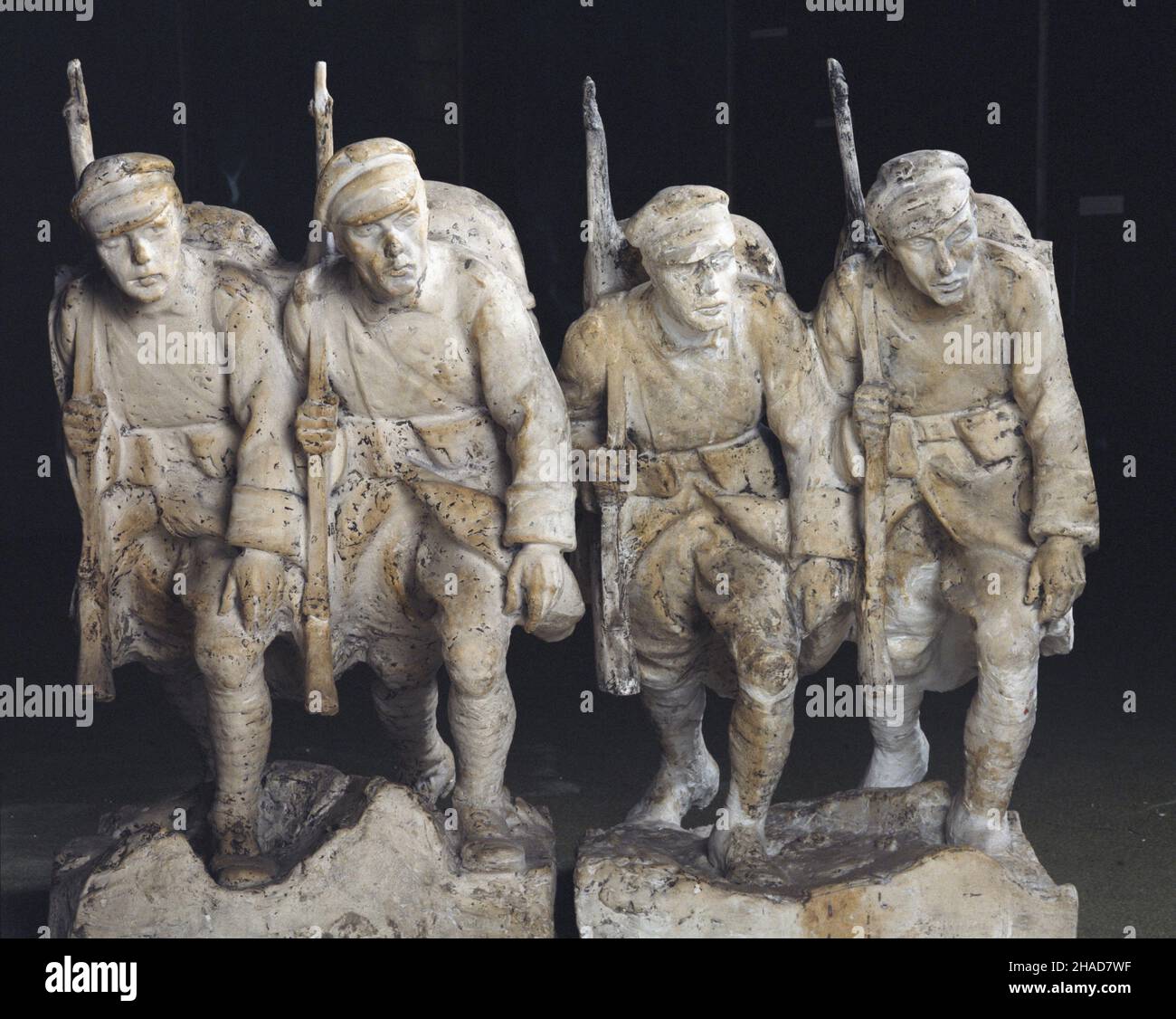 Kraków 02.01.1989. Wystawa pt. Do Ciebie Polsko zorganizowana w Muzeum Narodowym w Krakowie z okazji 70. Rocznicy Odzyskania Niepodleg³oœci. NZ. rzeŸba pt. Czwórka w marszu, autorstwa Jana Raszki (gips). js PAP/Jerzy Ochoñski Tomasz Pra¿mowski Krakau 02. Januar 1989. Die Ausstellung „Towards You Poland“, die vom Nationalmuseum in Krakau anlässlich des 70th. Jahrestages der Wiedererlangung der Unabhängigkeit organisiert wird. Im Bild: Skulptur Marching Four, Autor Jan Raszko (Gypsium). js PAP/Jerzy Ochonski Tomasz Prazmowski Stockfoto