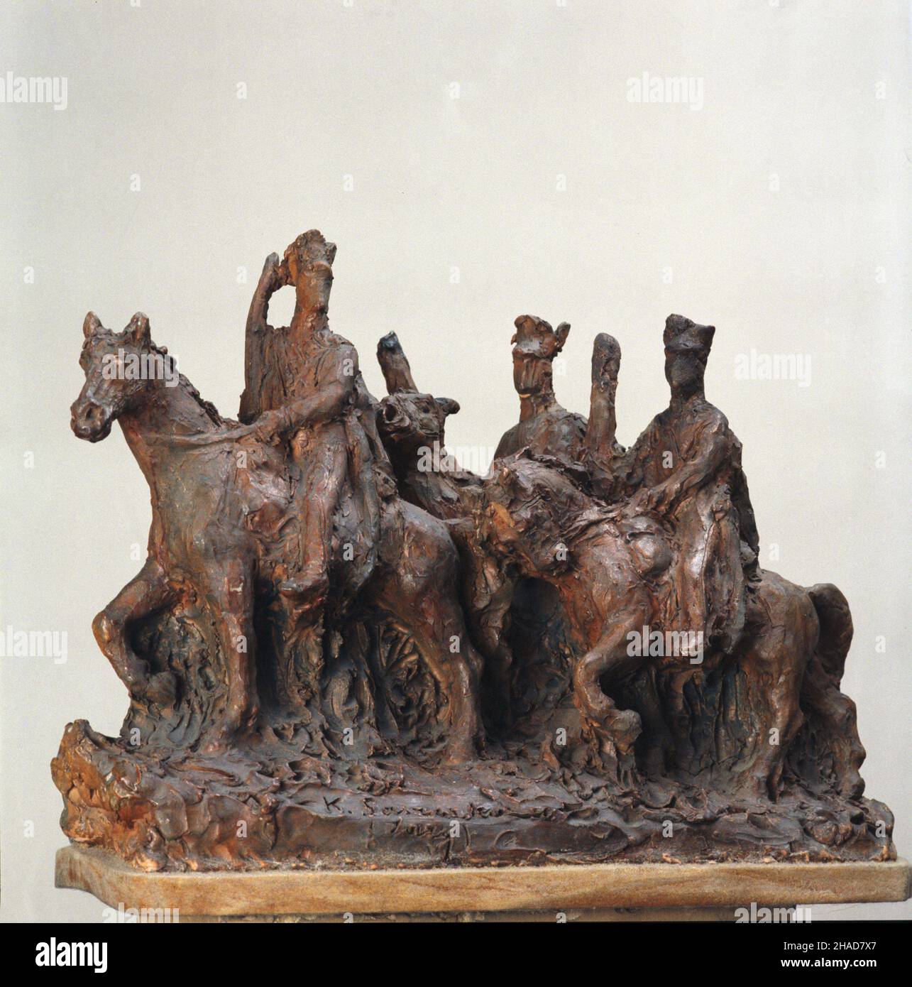 Kraków 02.01.1989. Wystawa pt. Do Ciebie Polsko zorganizowana przez Muzeum Narodowe w Krakowie z okazji 70. Rocznicy Odzyskania Niepodleg³oœci. Nz. Beliniacy, Autor Konstanty Laszczka (rzeŸba z terakoty). js PAP/Jerzy Ochoñski Tomasz Pra¿mowski Krakau 02. Januar 1989. Die Ausstellung, die Ihnen, Polen, berechtigt ist, organisiert vom Nationalmuseum in Krakau anlässlich des 70th. Jahrestages der Wiedererlangung der Unabhängigkeit Polens. Soldaten von General belina von Konstanty Leszczak (eine Terrakotta-Skulptur). js PAP/Jerzy Ochonski Tomasz Prazmowski Stockfoto