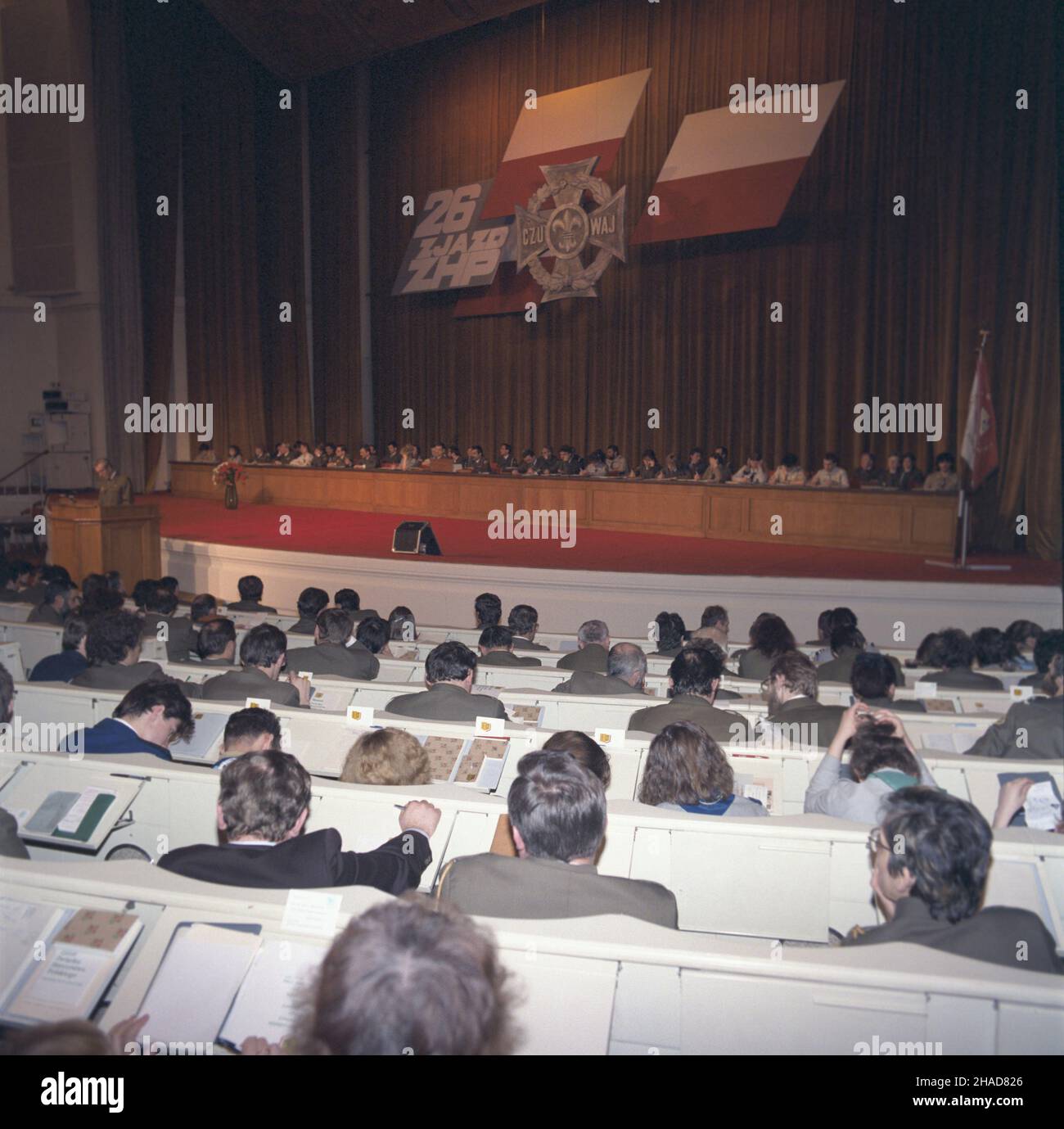 Warszawa 03,1989. IX Zjazd Zwi¹zku Harcerstwa Polskiego (28-31.03.1989) w Sali Kongressowej Pa³acu Kultury i Nauki, na którym podjêto próbê ratowania jednoœci harcerstwa. Jedn¹ z uchwa³ by³a zmiana numeracji zjazdu z IX na XXVI. ka PAP/Jan Bogacz Dok³adny dzieñ wydarzenia nieustalony. Warschau, März 1989. Der Kongress der Polnischen Pfadfindervereinigung (28. Bis 31. März 1989) im Kulturpalast versuchte 9th, die Einheit der Pfadfinderbewegung zu retten. Eine der Resolutionen war, die Zahl des Kongresses von 9th auf 24th zu ändern. ka PAP/Jan Bogacz E Stockfoto