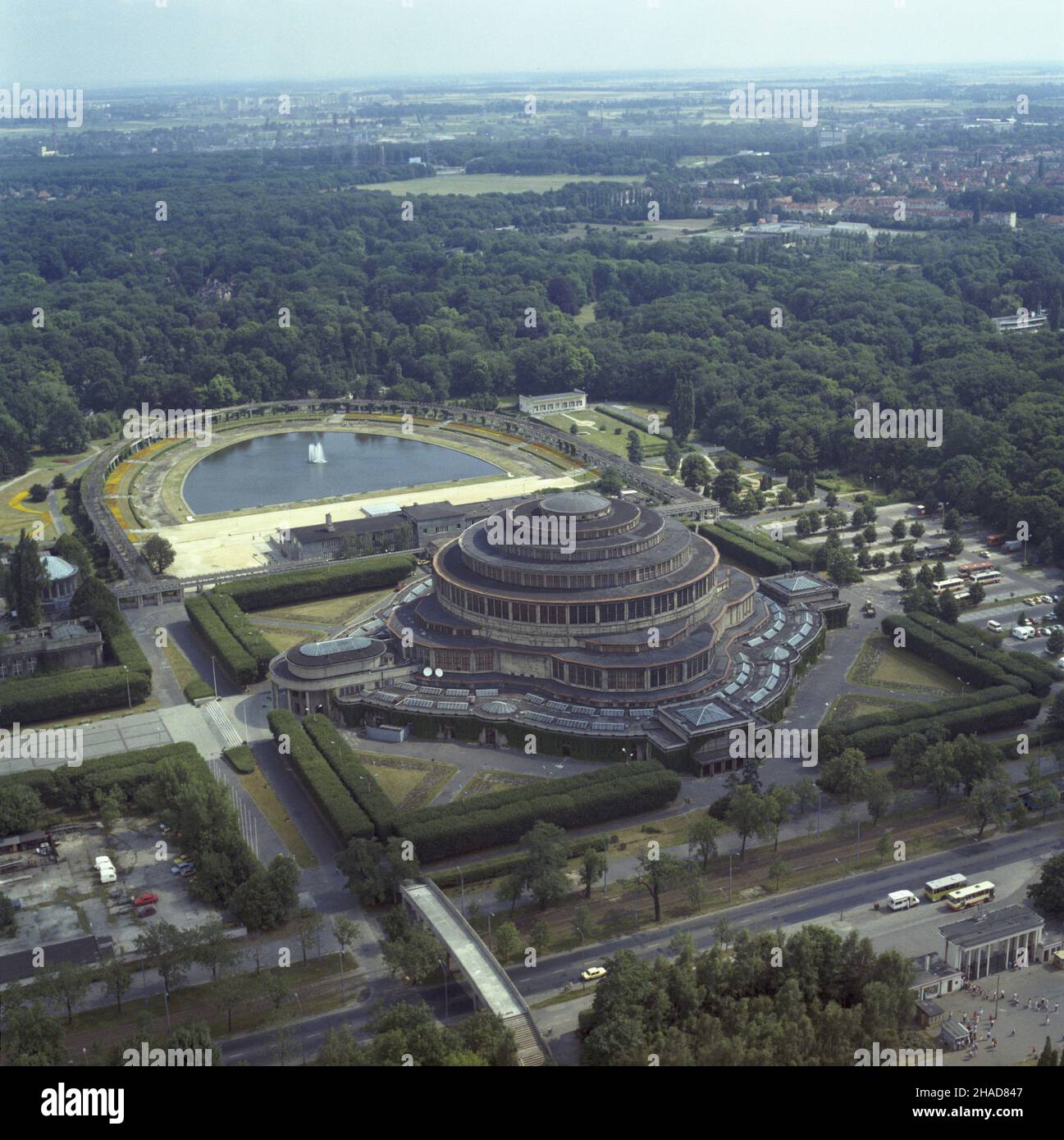 Wroc³aw 03,1989. Hala Ludowa (Hala Stulecia) - hala widowiskowo-sportowa po³o¿ona w Parku Szczytnickim wzniesiona w latach 1911–1913 wed³ug projectu Maxa Berga, w stylu ekspresjonistycznym. ka PAP/Ireneusz Sobieszczuk Leszek Wróblewski Dok³adny dzieñ wydarzenia nieustalony. Breslau, März 1989. Der Volkssaal (Hundertjahrsaal) - der Sport- und Unterhaltungssaal im Szczytnicki-Park, der von Max Berg entworfen und 1911–1913 im expressionistischen Stil erbaut wurde. ka PAP/Ireneusz Sobieszczuk Leszek Wroblewski Veranstaltungstag unbekannt Stockfoto