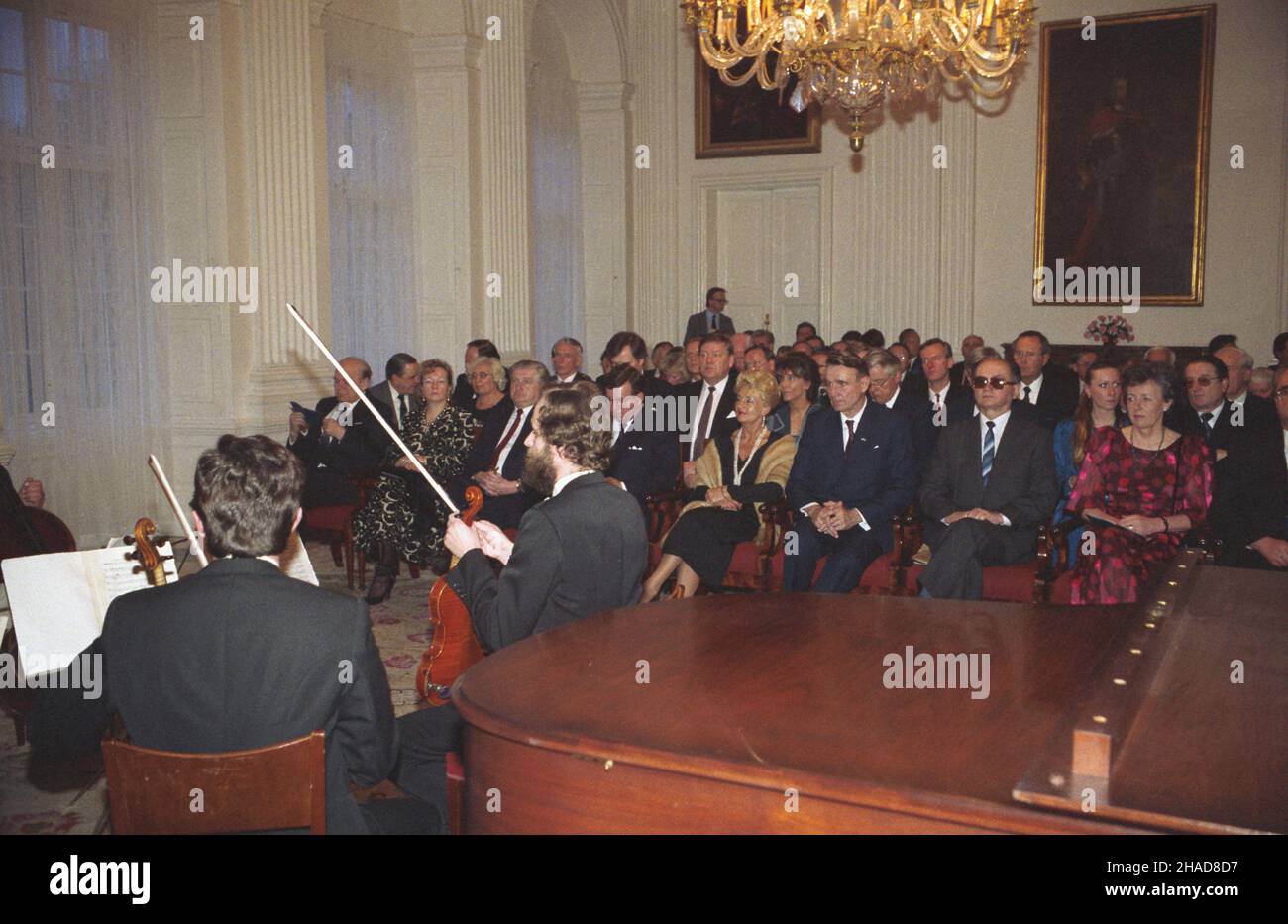 Warszawa 20.04.1989. Wizyta prezydenta Finlandii Mauno Koivisto w Polsce (19-21.04.1989). Koncert w Wilanowie zespo³u kameralistów Teatru Nowego Camerata Weichsel. NZ. w pierwszym rzêdzie, od prawej: ¿ona Mauno Koivisto Tellervo, przewodnicz¹cy Rady Pañstwa PRL gen. Wojciech Jaruzelski, Prezydent Mauno Koivisto, ¿ona Wojciecha Jaruzelskiego Barbara podczas. ka PAP/Grzegorz Rogiñski Warschau, 20. April 1989. Finnlands Präsident Mauno Koivisto besucht Polen (19.-21. April 1989). Ein Konzert von Kammermusikern des Camerata Weichsel Nowy Theatre. Im Bild: In der 1st Reihe von rechts - Mau Stockfoto