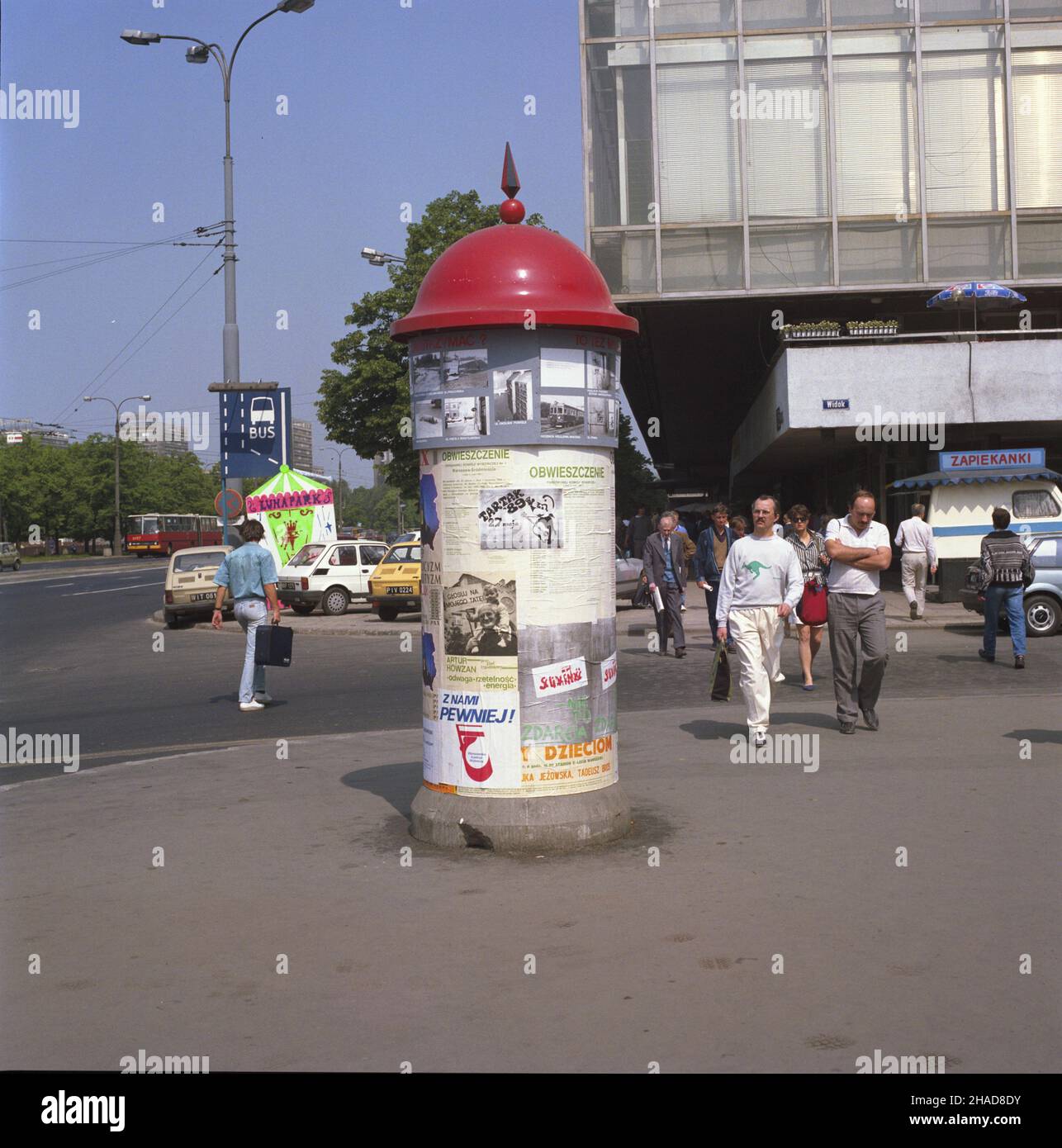 Warszawa 05,1989. S³up og³oszeniowy przy Domach Towarowych Centrum na rogu ulic Widok i Marsza³kowskiej. ka PAP/Ireneusz Sobieszczuk Dok³adny dzieñ wydarzenia nieustalony. Warschau Mai 1989. Eine Plakatsäule in den Kaufhäusern Centrum an der Kreuzung der Straßen Widok und Marszalkowska. ka PAP/Ireneusz Sobieszczuk Termin unbekannt. Stockfoto