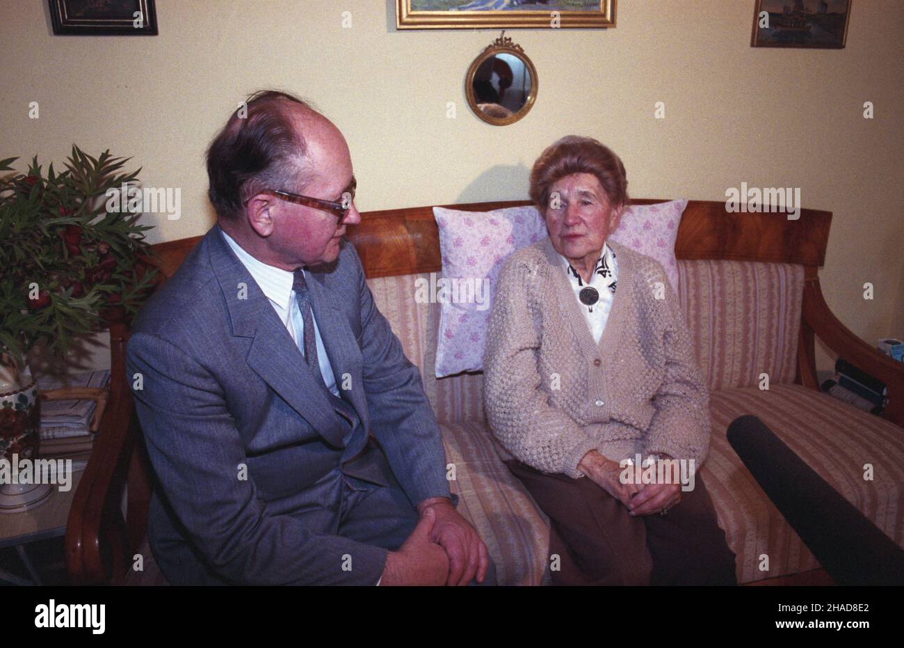 Kazimierz Dolny 05,1989. Pisarkê Mariê Kuncewiczow¹ odwiedzi³ w jej domu (zwanym will¹ Pod Wiewiórk¹ i Kuncewiczówk¹) przewodnicz¹cy Rady Pañstwa Wojciech Jaruzelski. TEGO roku pisarce nadano doktorat honoris causa Uniwersytetu Marii Curie-Sk³odowskiej w Lublinie. ka PAP/Grzegorz Rogiñski Dok³adny dzieñ wydarzenia nieustalony. Kazimierz Dolny Mai 1989. Der Vorsitzende des Staatsrats, General Wojciech Jaruzelski, besuchte die Schriftstellerin Maria Kuncewiczowa in ihrem Haus (bekannt als Villa unter einem Eichhörnchen und Kuncewiczowka), in Verbindung mit der Verleihung des Ehrendoktorwürde des Schriftstellers Stockfoto