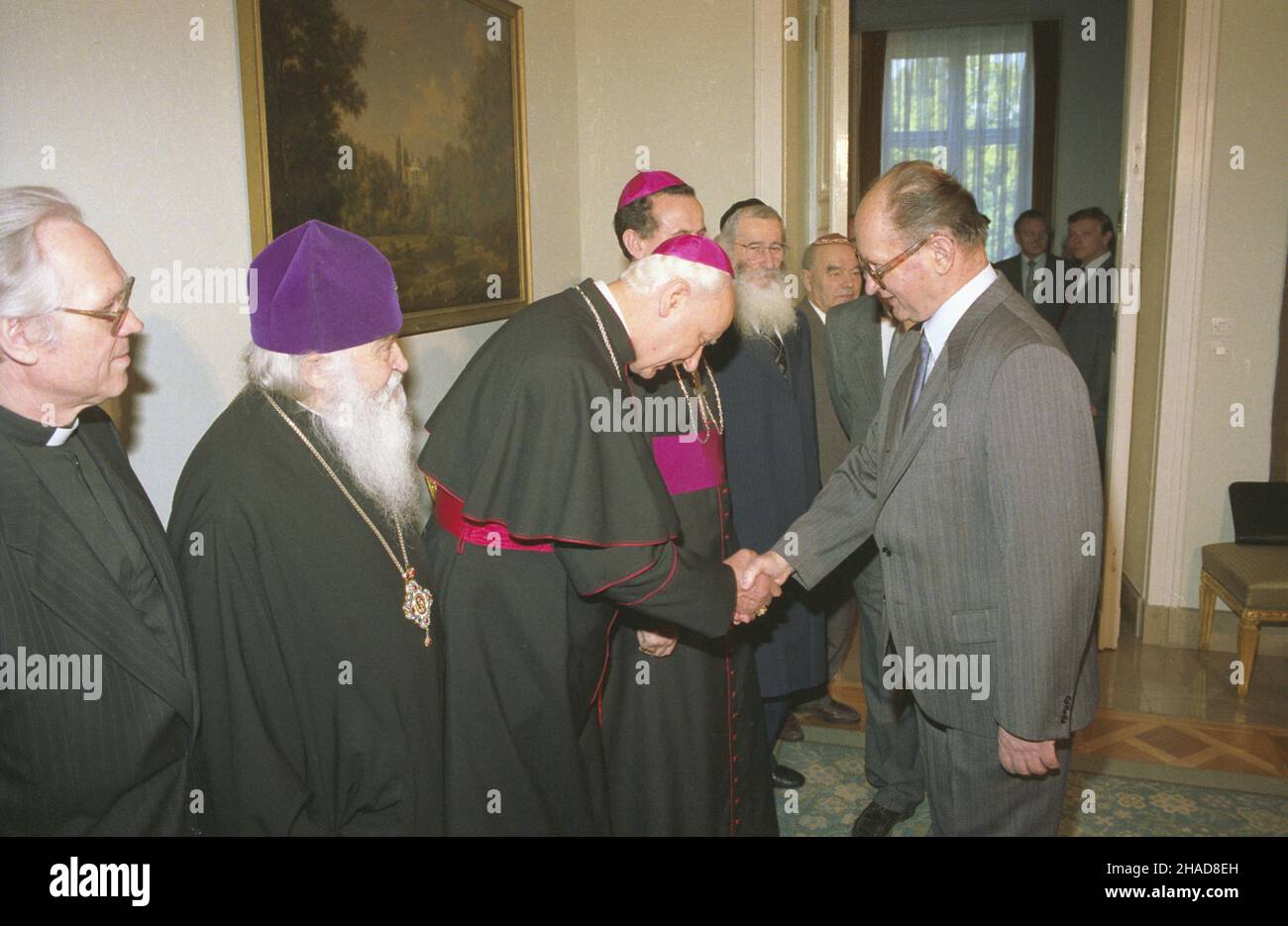 Warszawa 05,1989. Spotkanie w Belwederze przewodnicz¹cego Rady Pañstwa Wojciecha Jaruzelskiego (nz. P) z przedstawicielami Koœcio³ów chrzeœcijañskich w Polsce. NZ. m.in.: zwierzchnik Polskiego Autokefalicznego Koœcio³a Prawos³awnego abp Bazyli (W³odzimierz Doroszkiewicz, 2L), Pierwszy Biskup Koœcio³a Polskokatolickiego Tadeusz Majewski (3L), BP Wiktor Wysoczañski (4L), naczelny rabin Polski Pinchas Menachem Joskowicz (5L). kaczena Pniedalz. Dok³adny dzieñ Warschau Mai 1989. Vorsitzender des Staatsrates General Wojciech Jaruzelski (rechts) trifft die Führer der CH Stockfoto